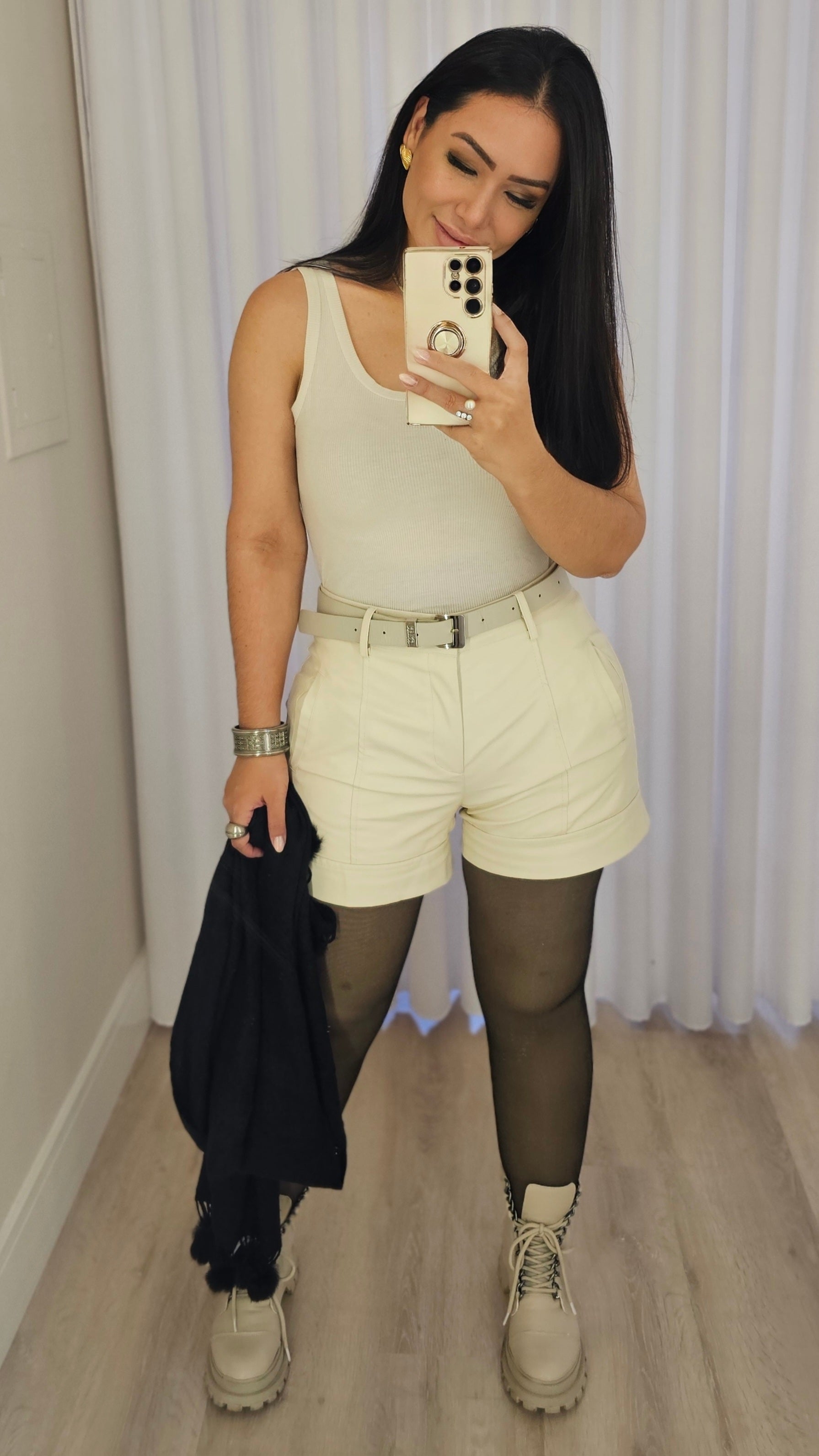 Shorts Feminino em PU Premium Off-White – Elegância e atitude no frio