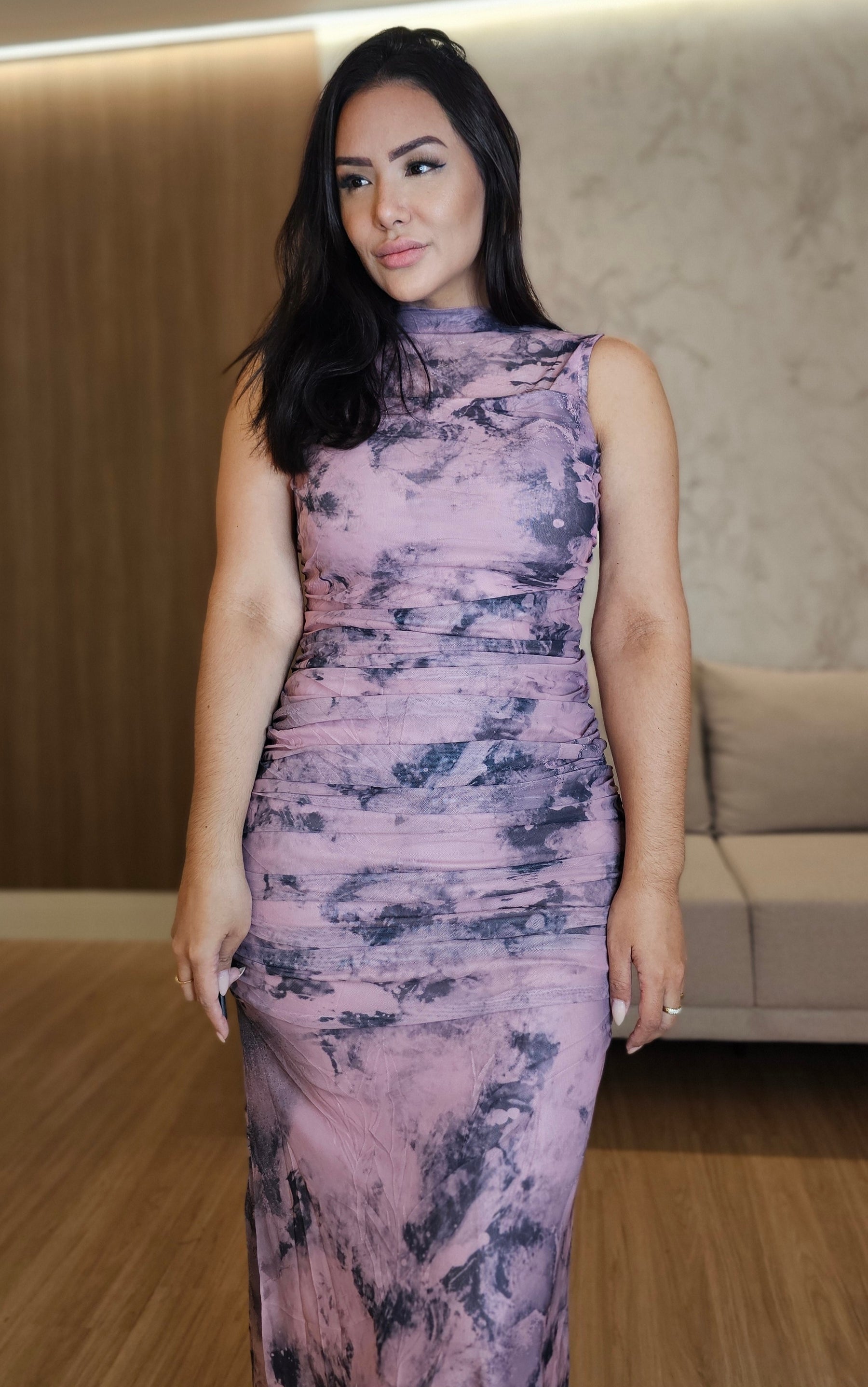 Vestido Feminino Midi em Tule Estampado Rosa com preto – Modelagem que Valoriza com Drapeado Frontal