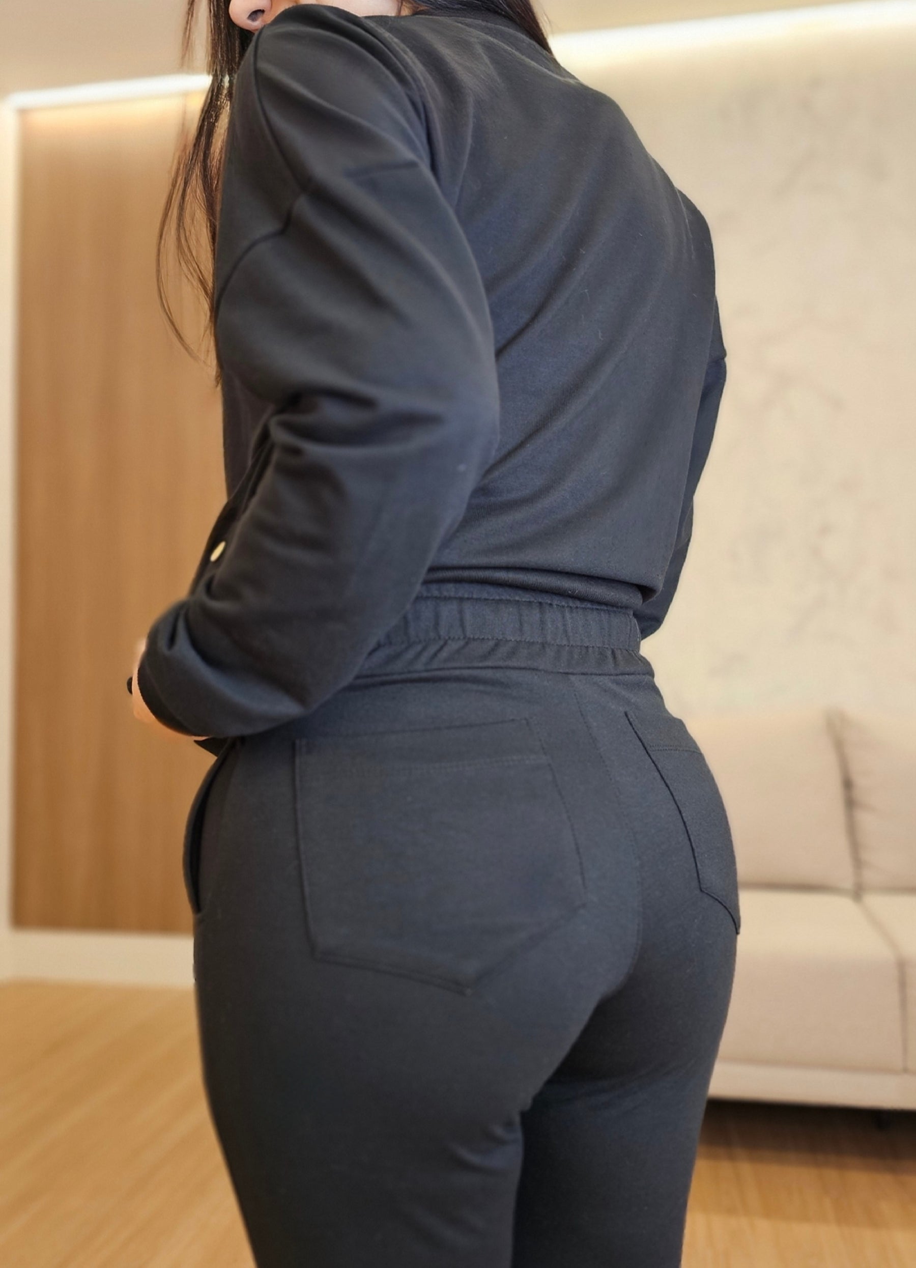 Conjunto Feminino de Moletom Preto com Botões Dourados – Casual & Estiloso