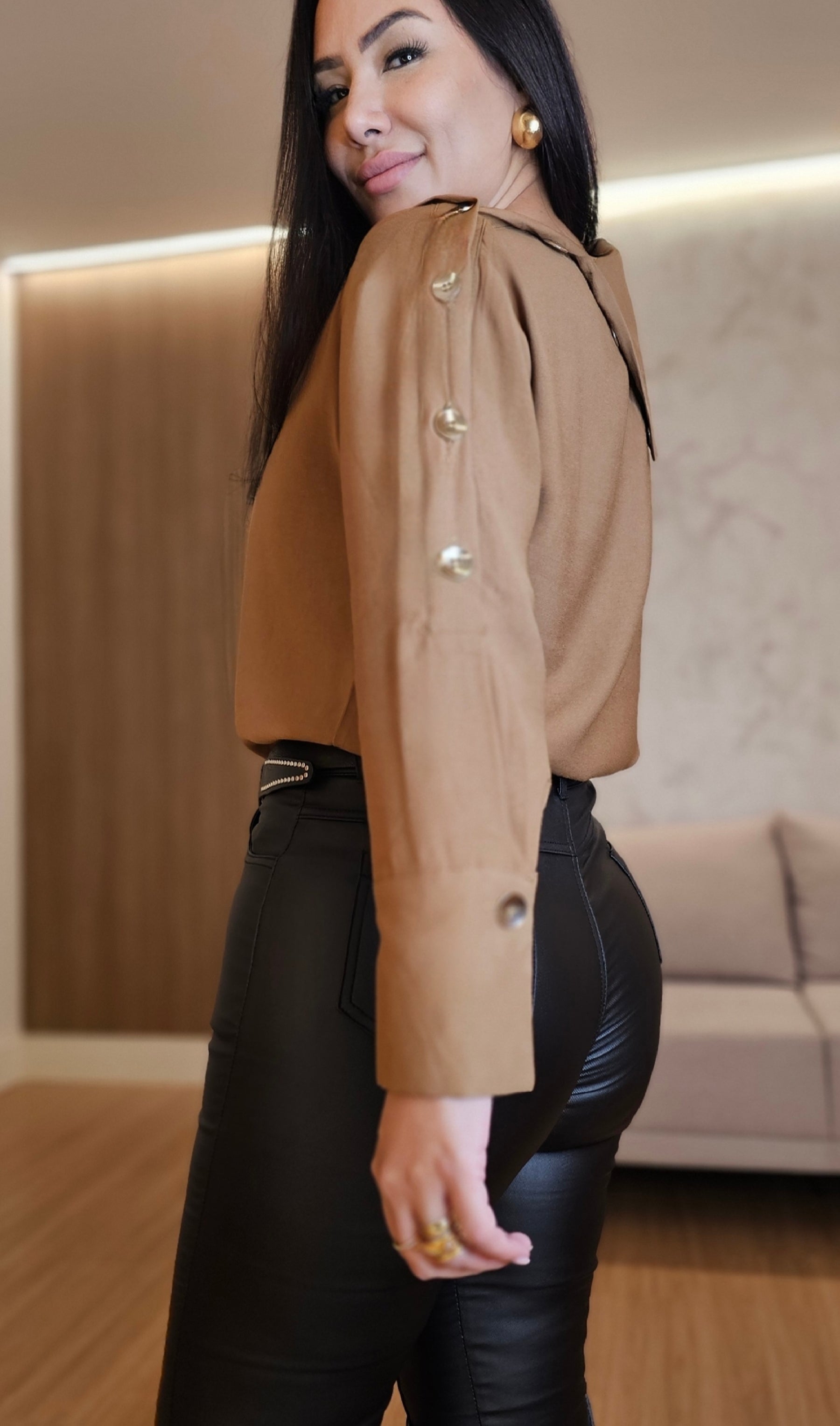 Camisa Feminina nude de Alfaiataria com Abotoamento Imponente – Estrutura Impecável e Design Sofisticado
