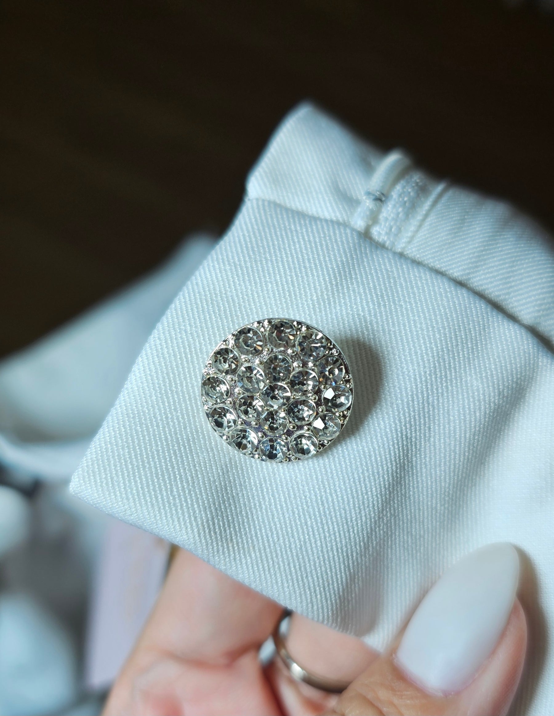 Short Branco em Alfaiataria Feminina com Botão de Strass – Forrado