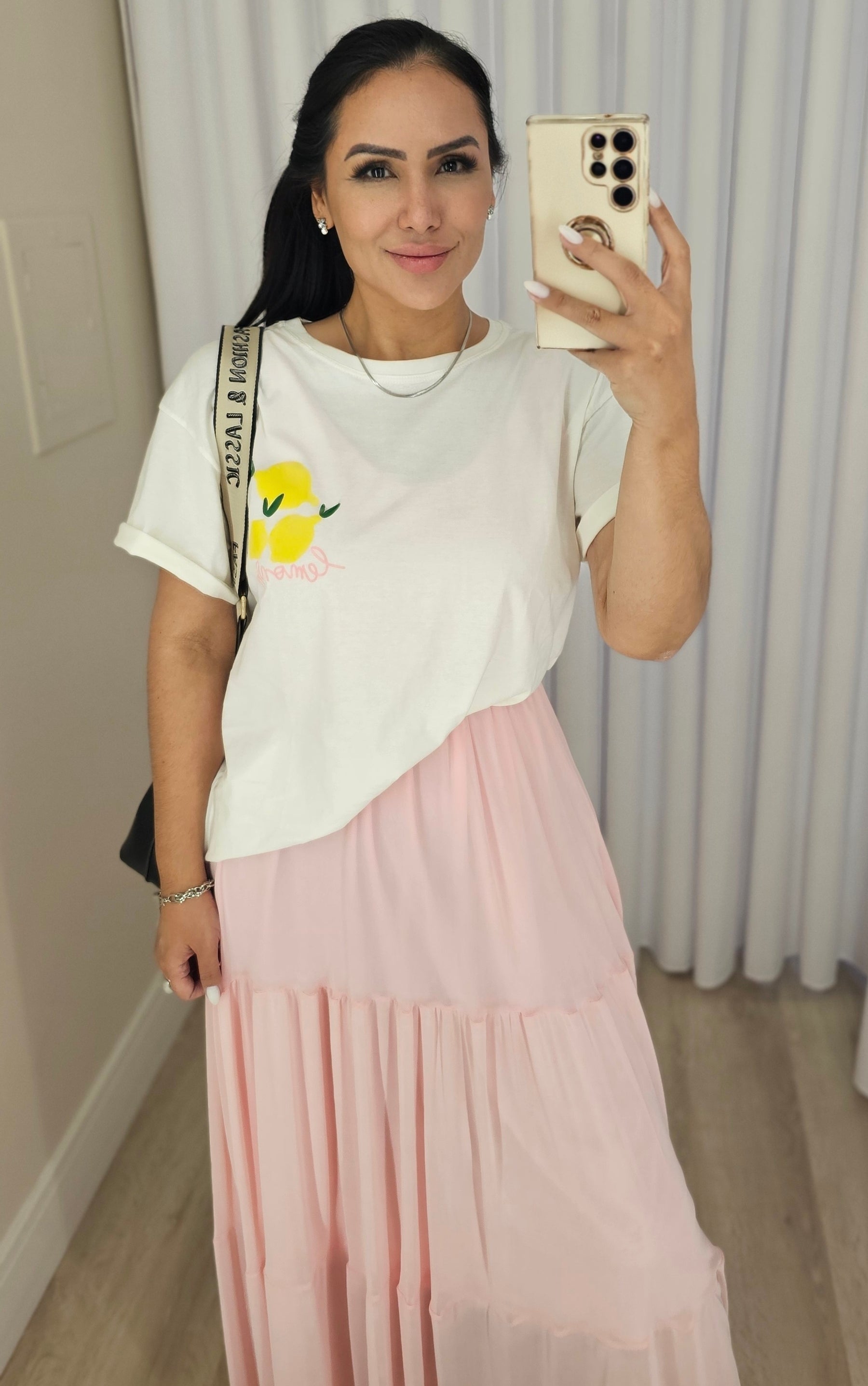 Vestido longo feminino fluído em tule rosa com faixa de amarração