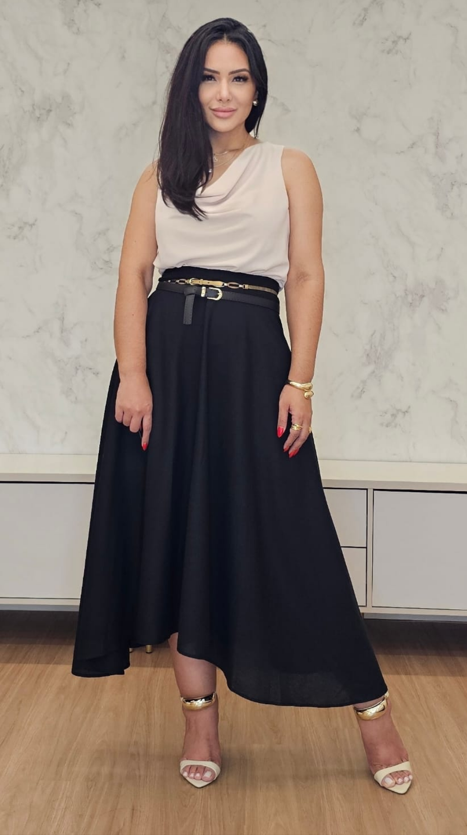 Saia midi preta evasê com cintura alta de linho - elegante e atemporal