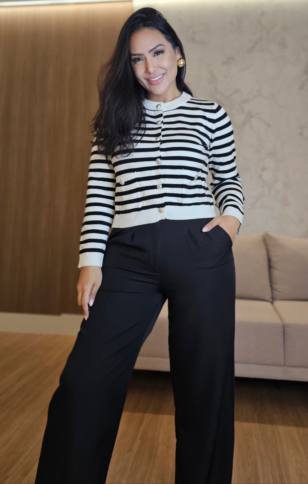 Calça Pantalona feminina preta em Alfaiataria com cintura alta, passantes e bolsos