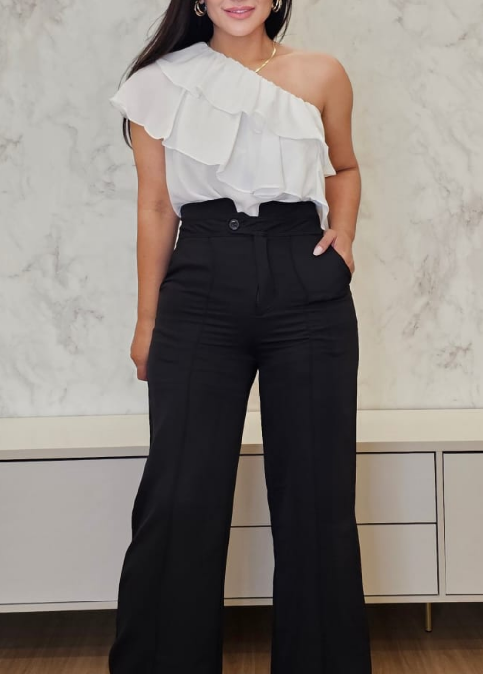 Calça pantalona feminina preta de cintura alta e bolsos laterais - Caroline