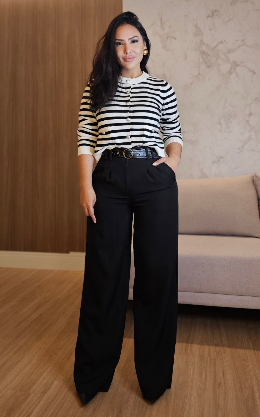 Calça Pantalona feminina preta em Alfaiataria com cintura alta, passantes e bolsos