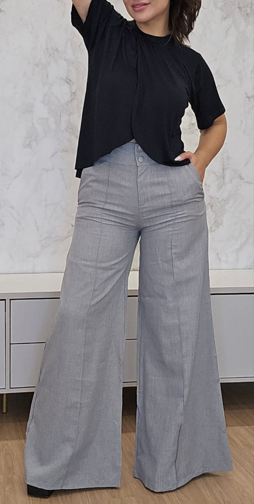 Calça feminina cinza de Barras Amplas, botões encapados e cintura alta com bolsos - moderna e estilosa