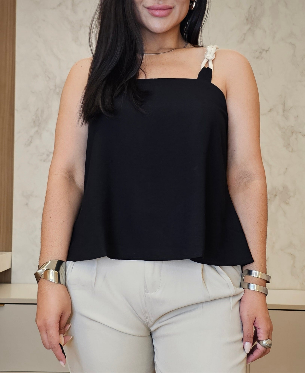 Blusa feminina preta em linho com alças em corda trabalhada