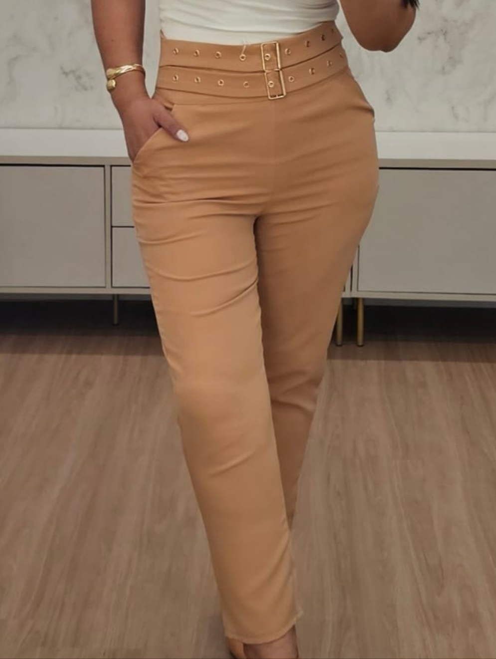 Calça feminina nude, de cintura alta com Cinto Duplo, bolsos e zíper invisível