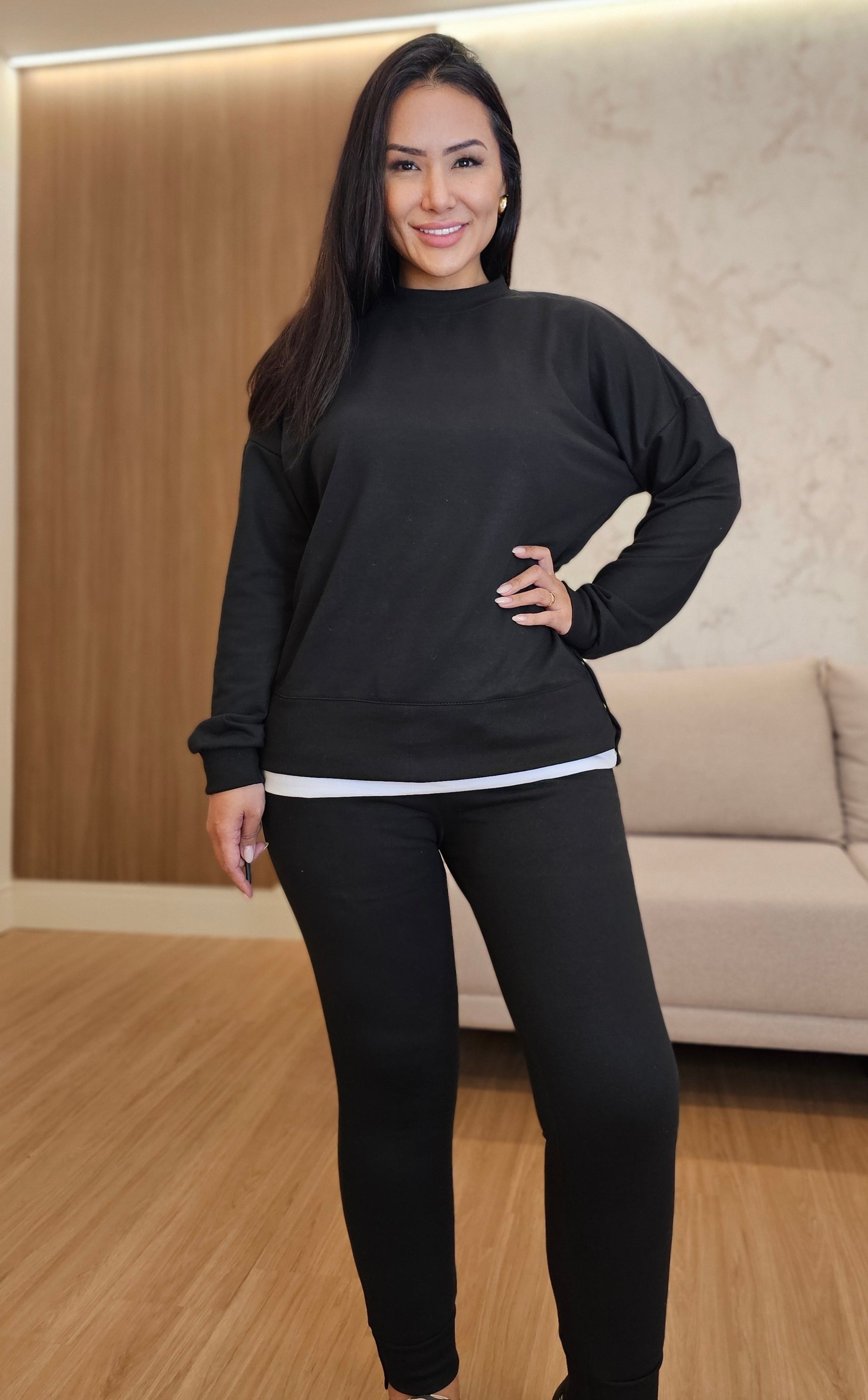 Conjunto Feminino de Moletom Preto com Botões Dourados – Casual & Estiloso
