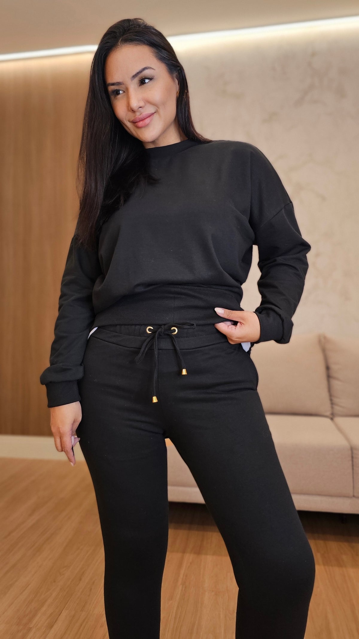 Conjunto Feminino de Moletom Preto com Botões Dourados – Casual & Estiloso