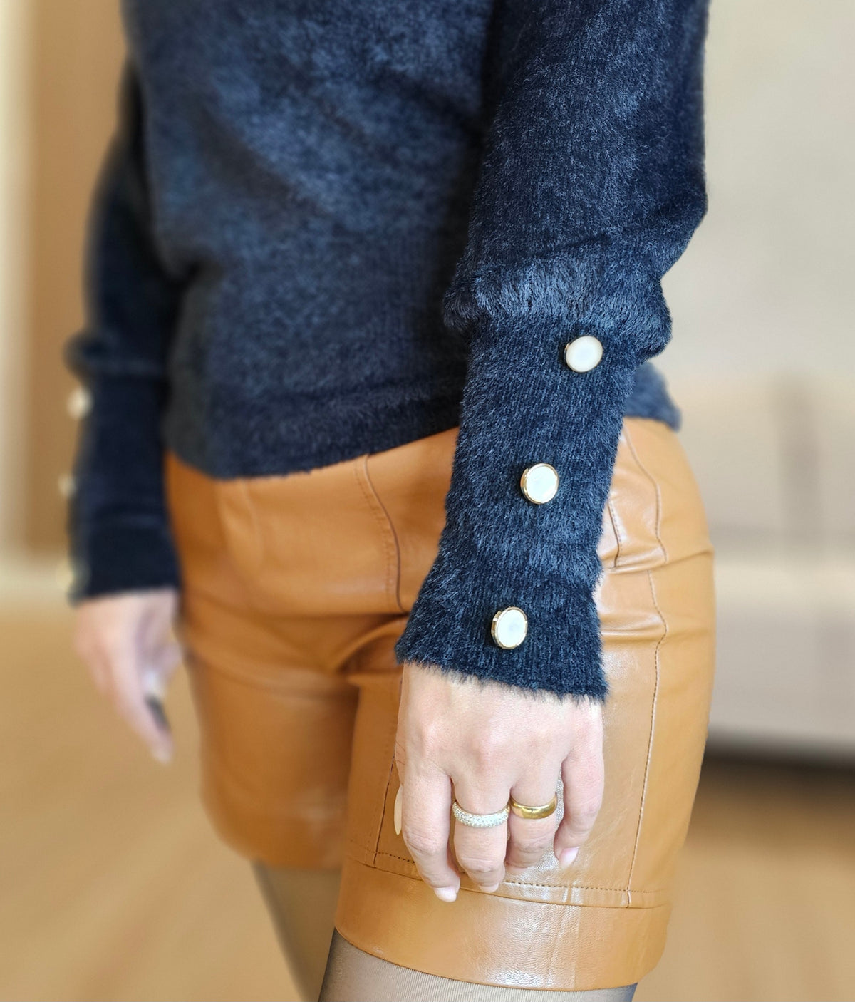 Blusa Feminina preta de Tricô Fofinho com Botões Elegantes no Punho – Conforto e Sofisticação
