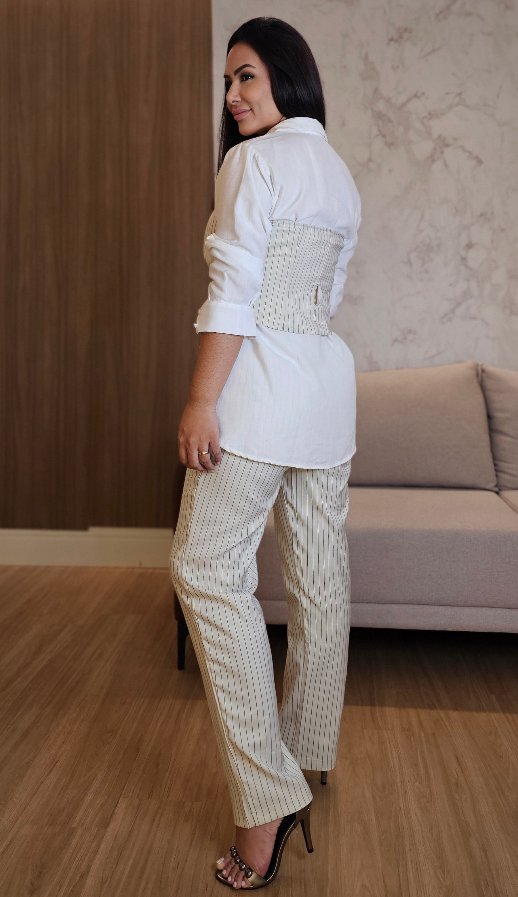 Conjunto Feminino Alfaiataria Risca de Giz – Elegância Atemporal com Versatilidade Moderna