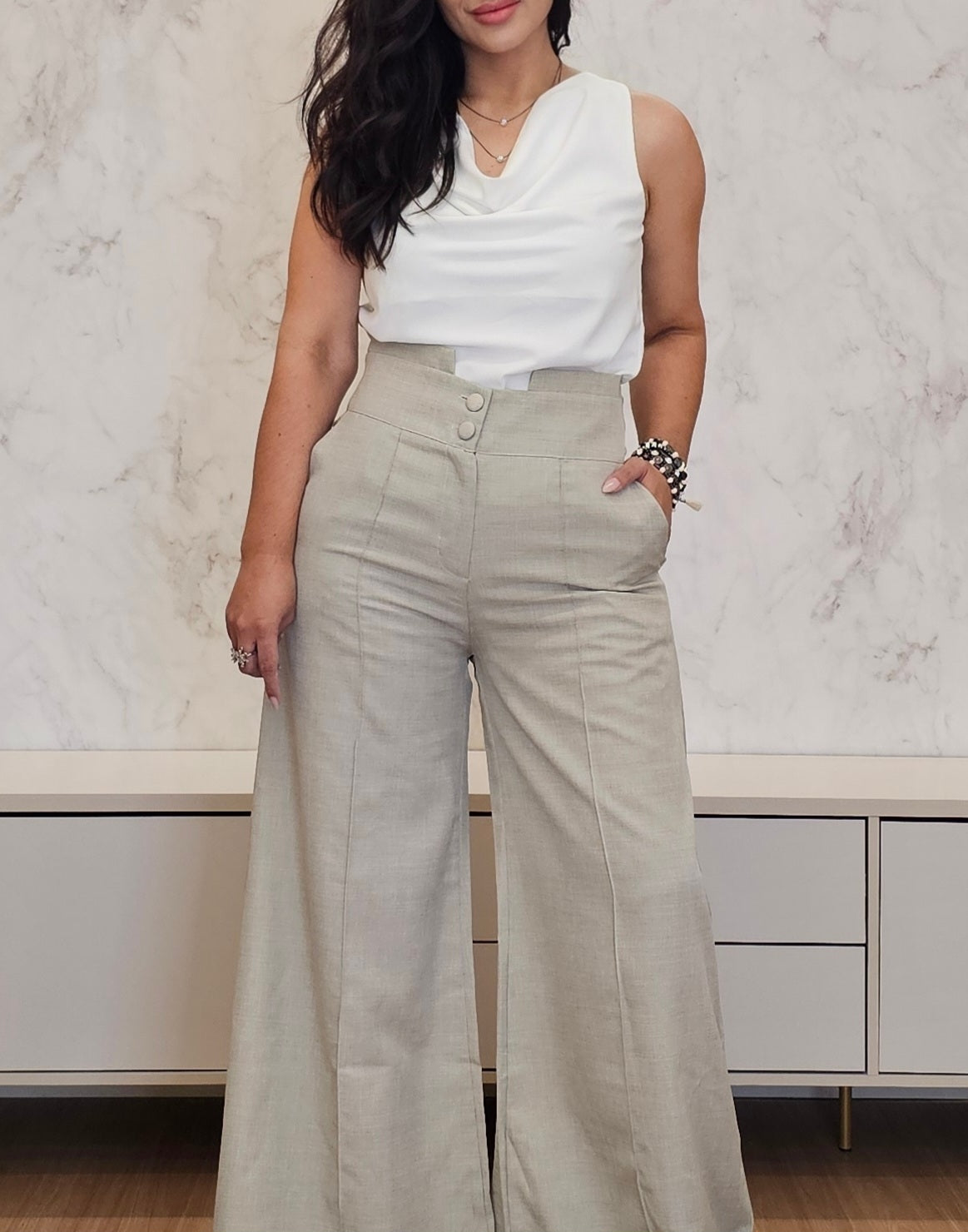 Blusa Feminina Branca com decote elegante