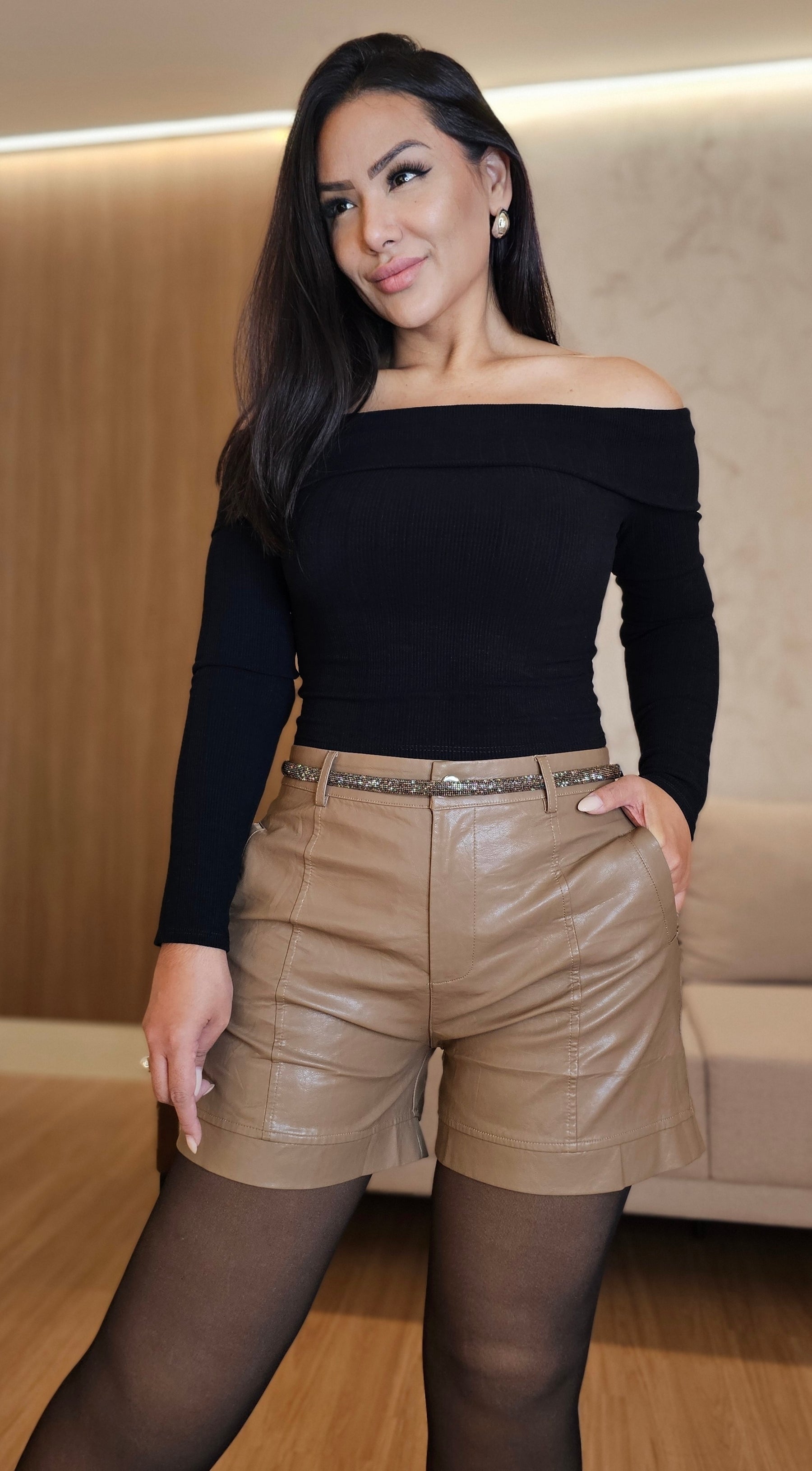 Short feminino marrom amendoado em couro sintético com acabamento premium