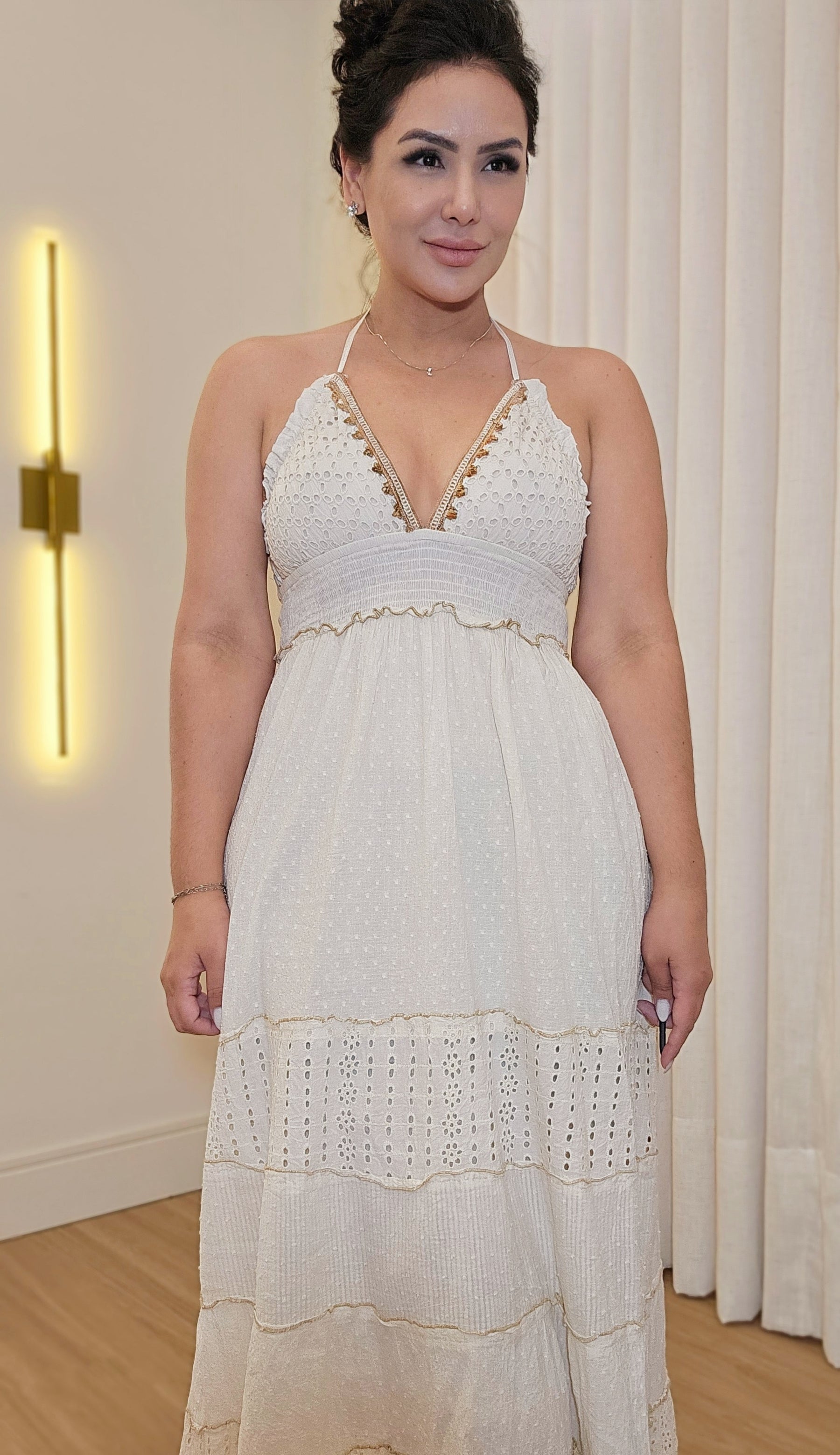 Vestido Longo Feminino em Laise com Detalhes Dourados