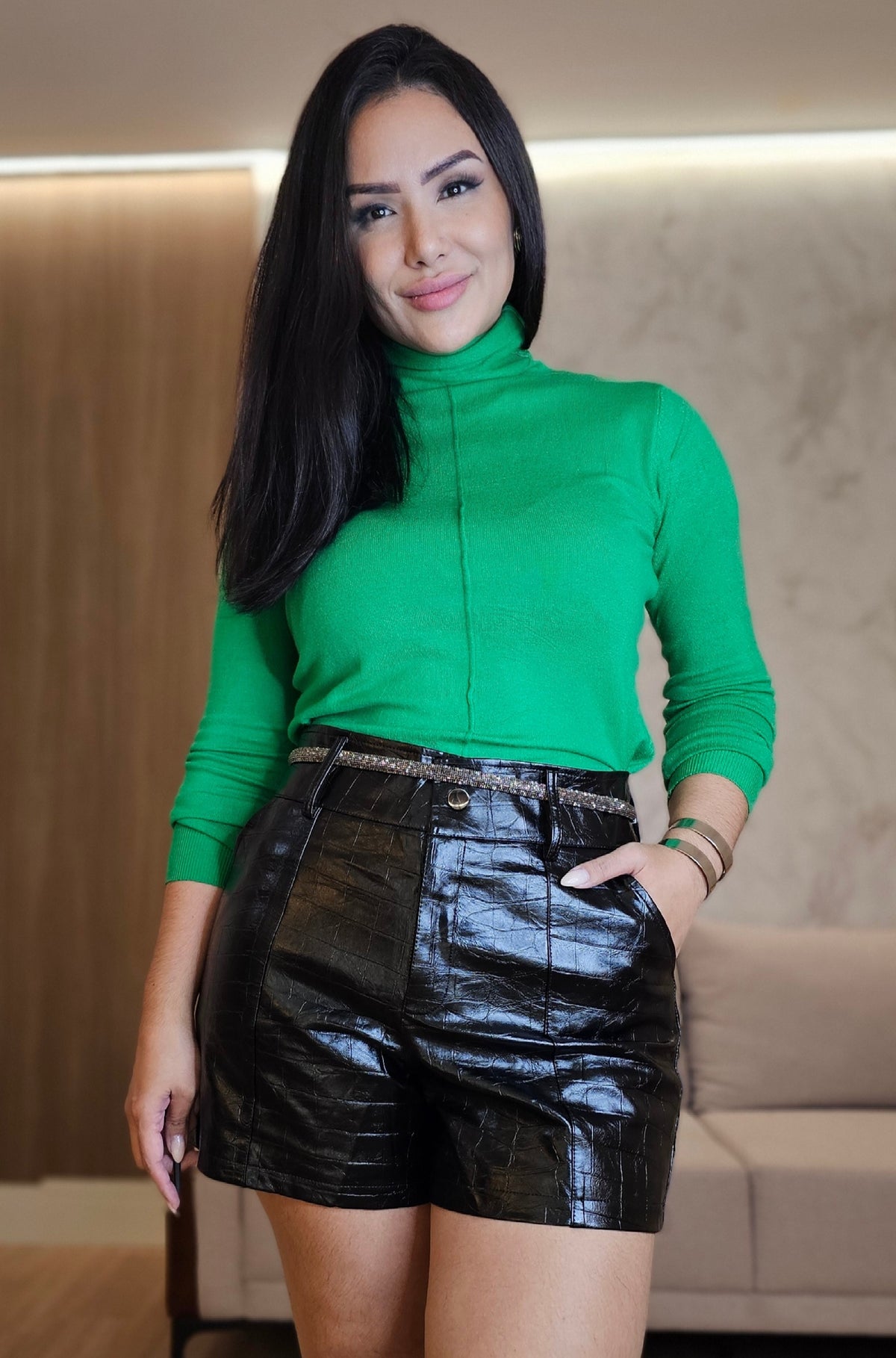 Short Feminino Couro Sintético Croco preto com Forro e Acabamento Premium