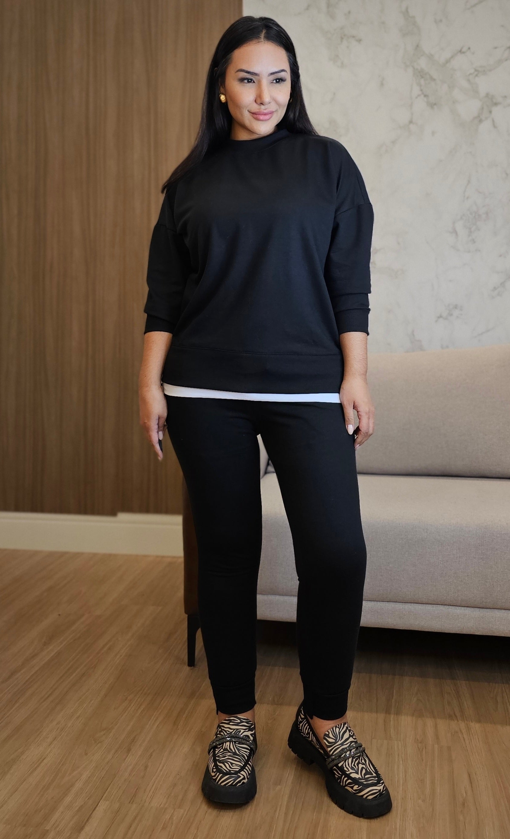 Conjunto Feminino de Moletom Preto com Botões Dourados – Casual & Estiloso