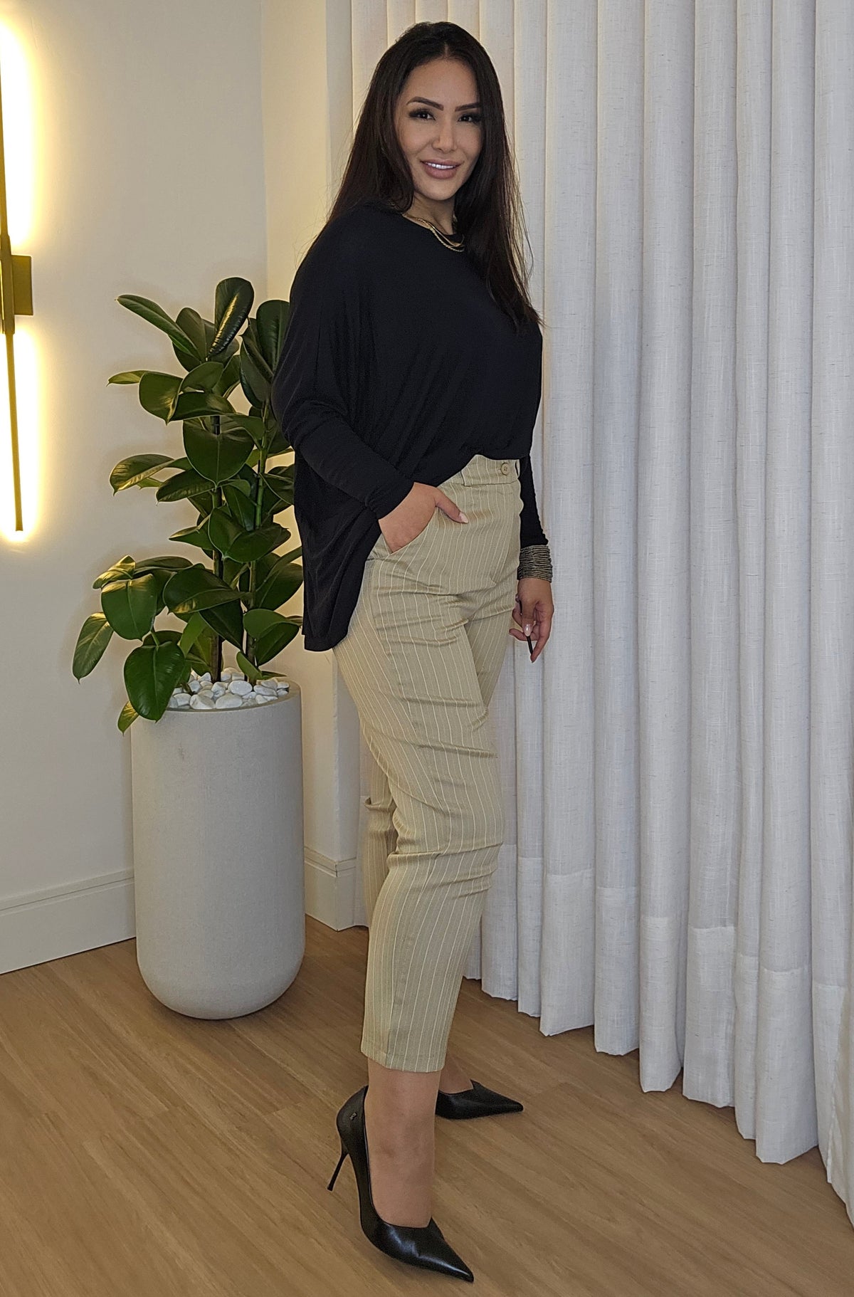 Calça Feminina Alfaiatada Risca de Giz Bege – Elegância com leveza e caimento impecável