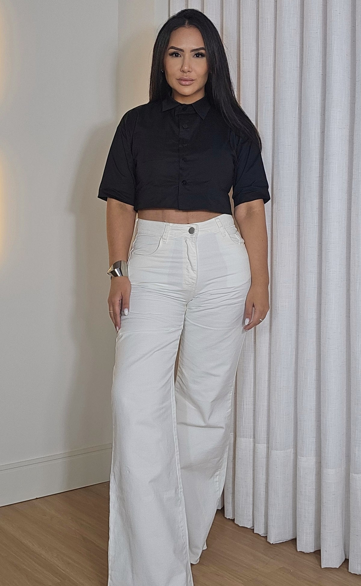 Camisa Cropped Feminina com Gola Tradicional e Manga Média preta
