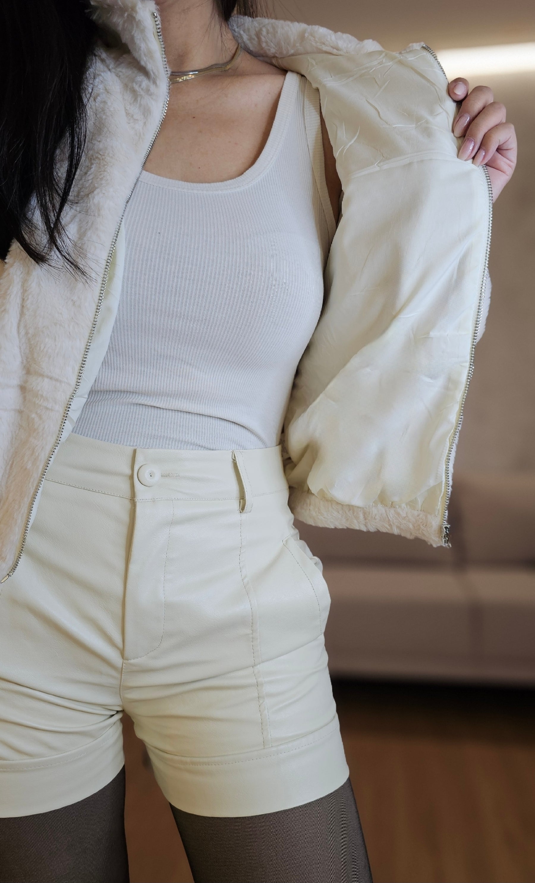 Shorts Feminino em PU Premium Off-White – Elegância e atitude no frio