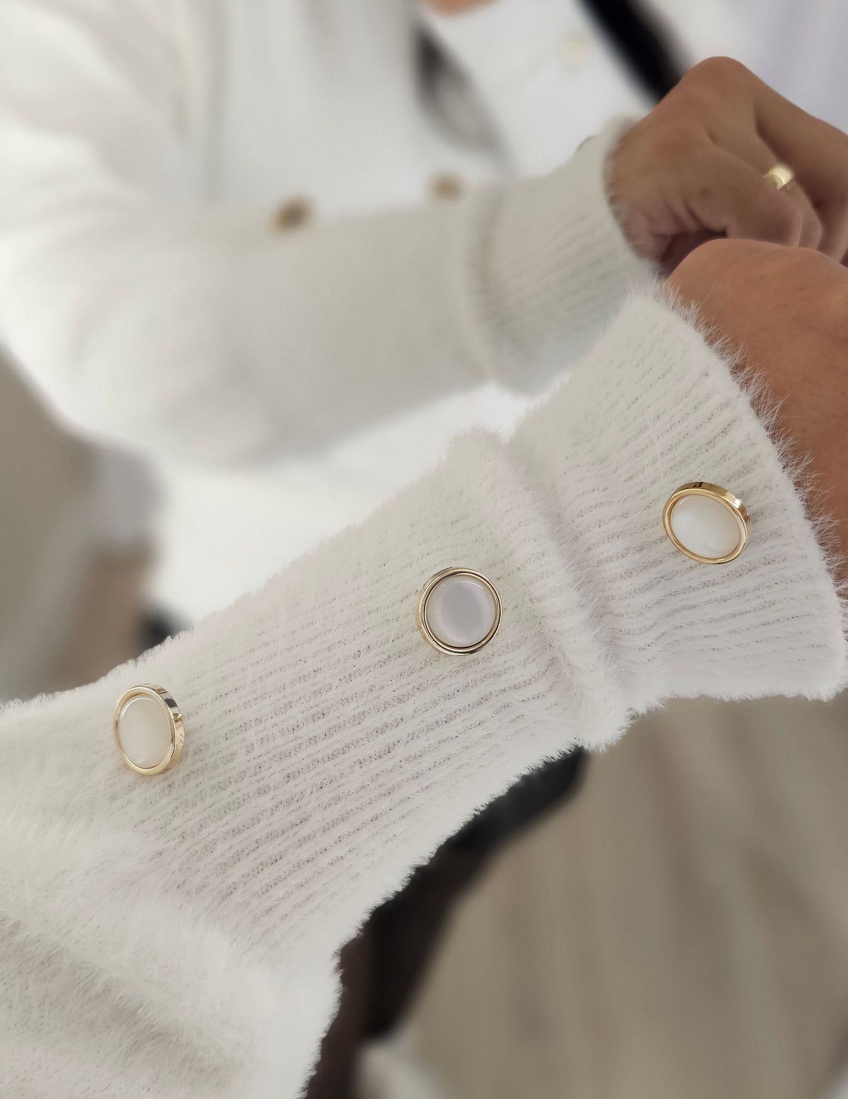 Blusa Feminina de Tricô Fofinho com Botões Elegantes no Punho – Conforto e Sofisticação