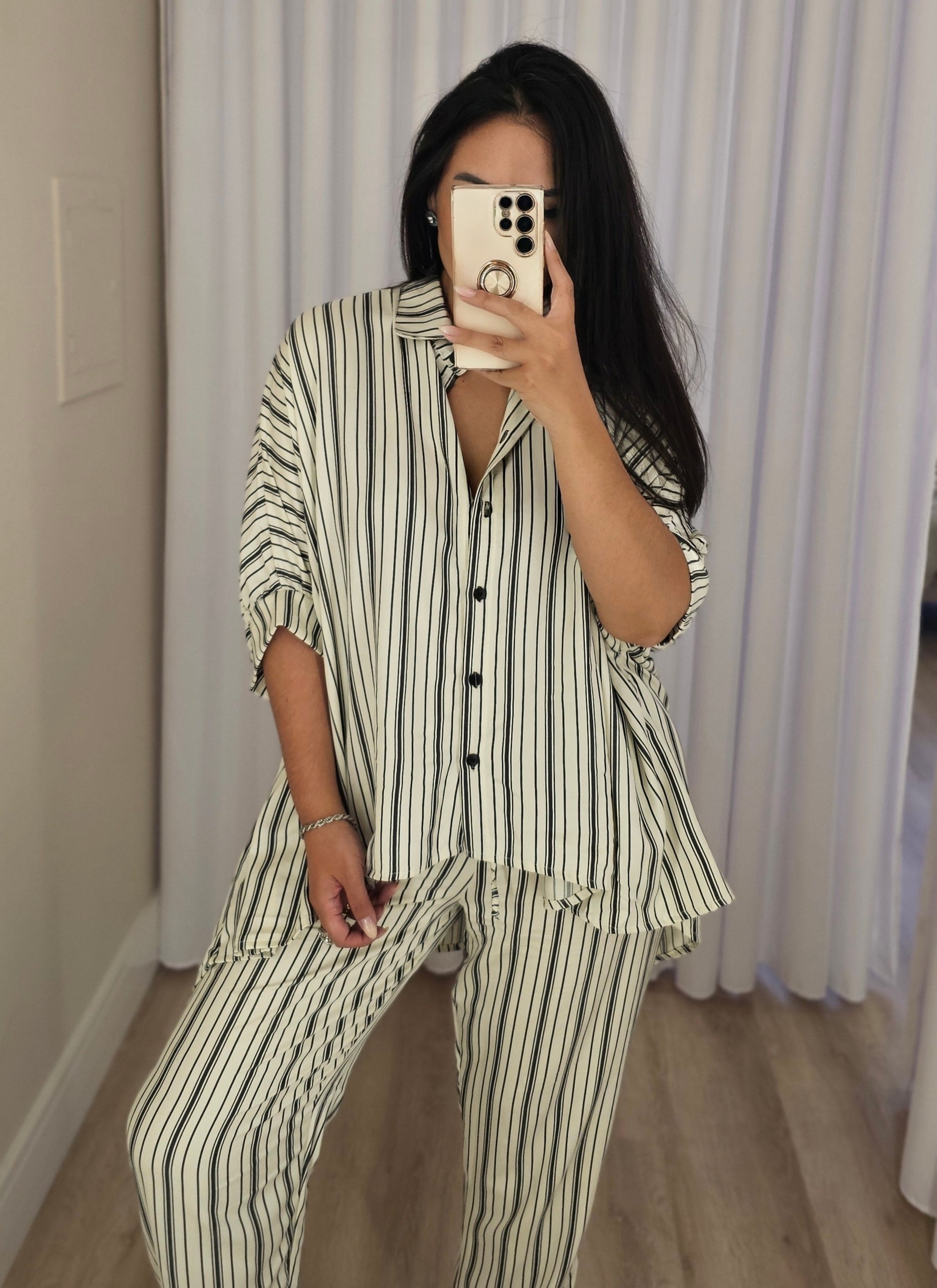Conjunto feminino listrado sofisticado com camisa mullet