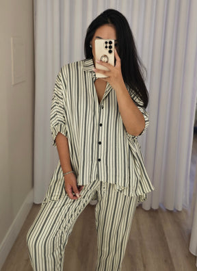 Conjunto feminino listrado sofisticado com camisa mullet