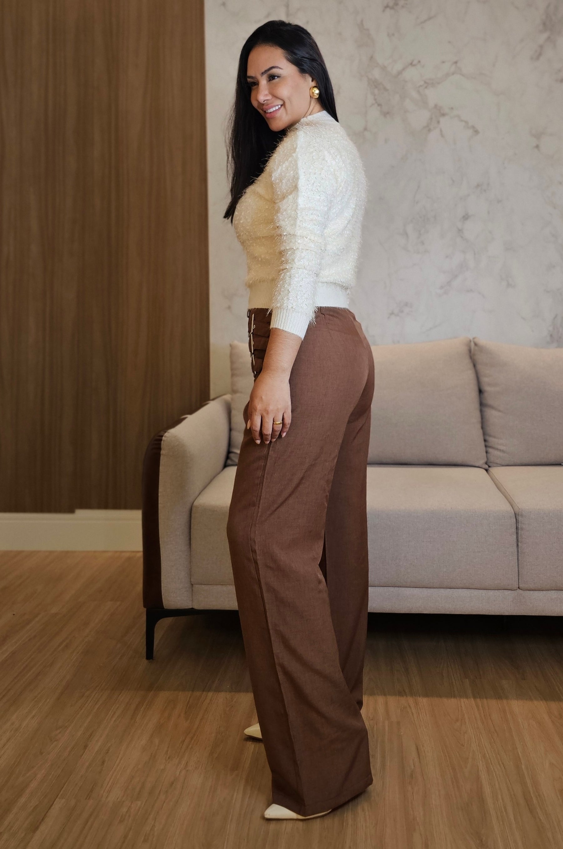 Calça Feminina Marrom com Fivelas prateadas – Alfaiataria moderna e estilosa