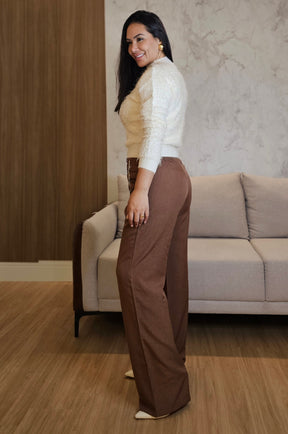Calça Feminina Marrom com Fivelas prateadas – Alfaiataria moderna e estilosa