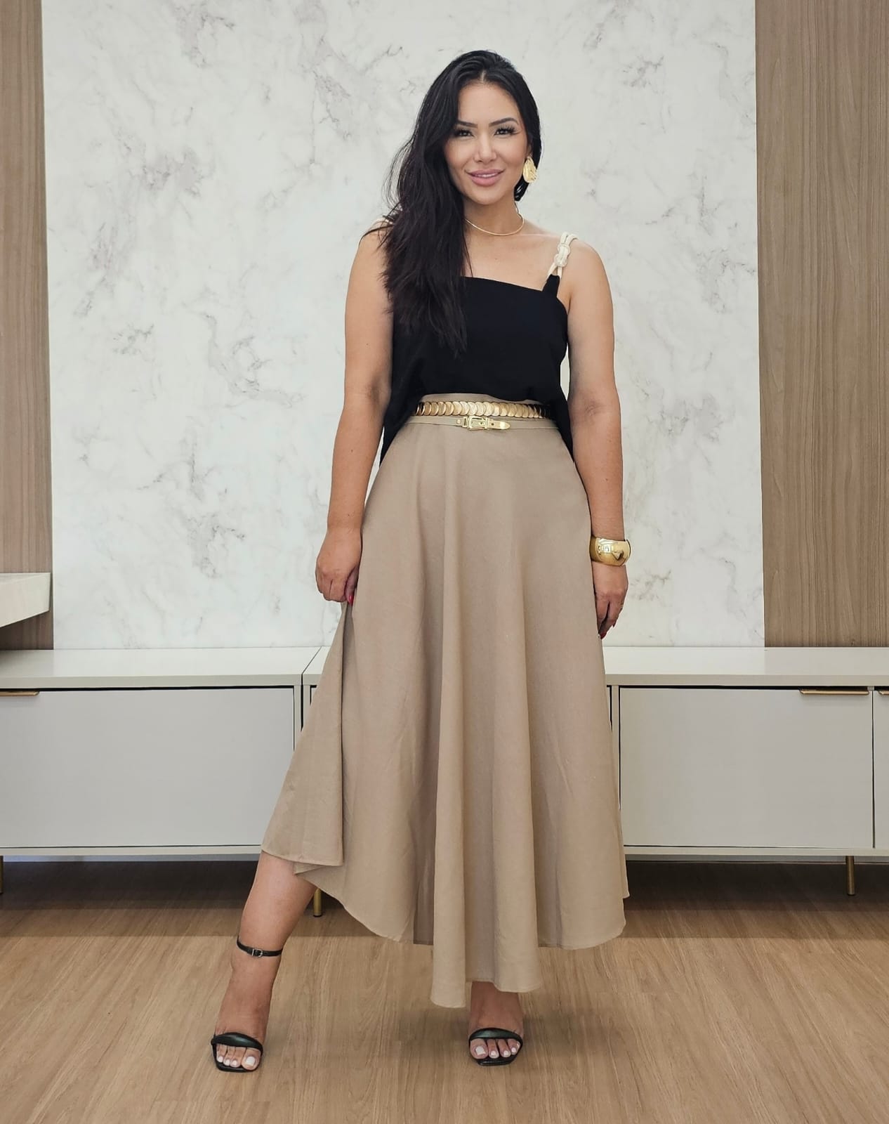 Saia midi evasê em linho Mocha Mousse