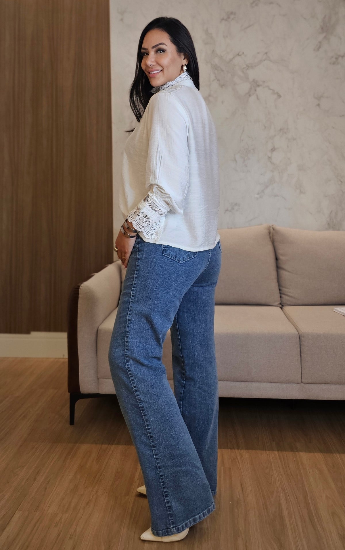 Camisa Branca Feminina com Renda – Sofisticação atemporal com acabamento impecável
