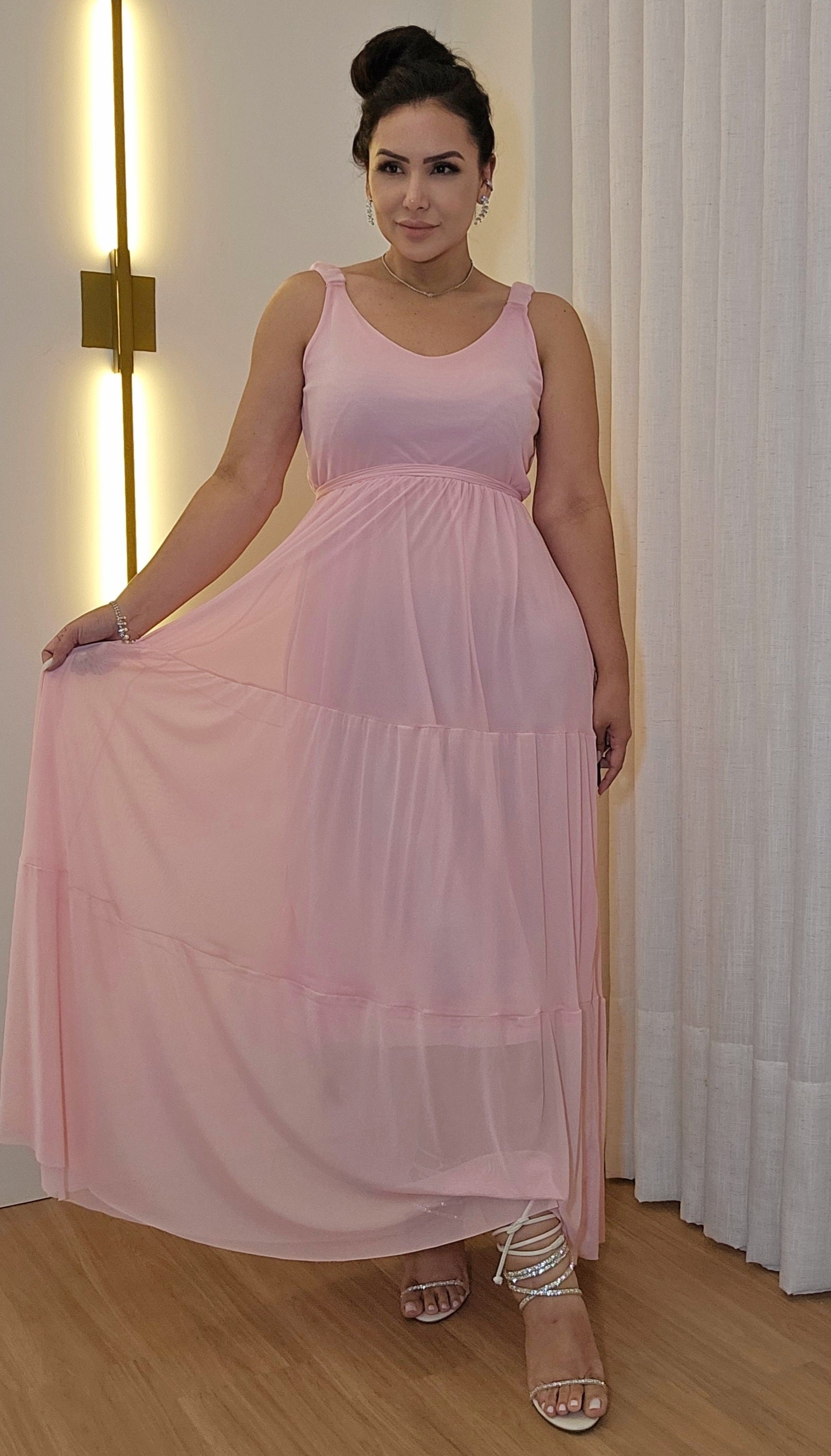 Vestido longo feminino fluído em tule rosa com faixa de amarração