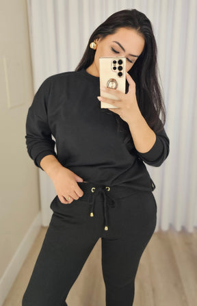 Conjunto Feminino de Moletom Preto com Botões Dourados – Casual & Estiloso