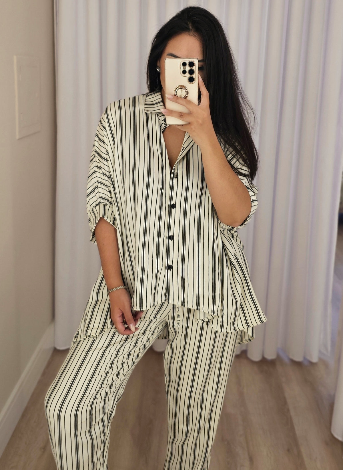 Conjunto feminino listrado sofisticado com camisa mullet
