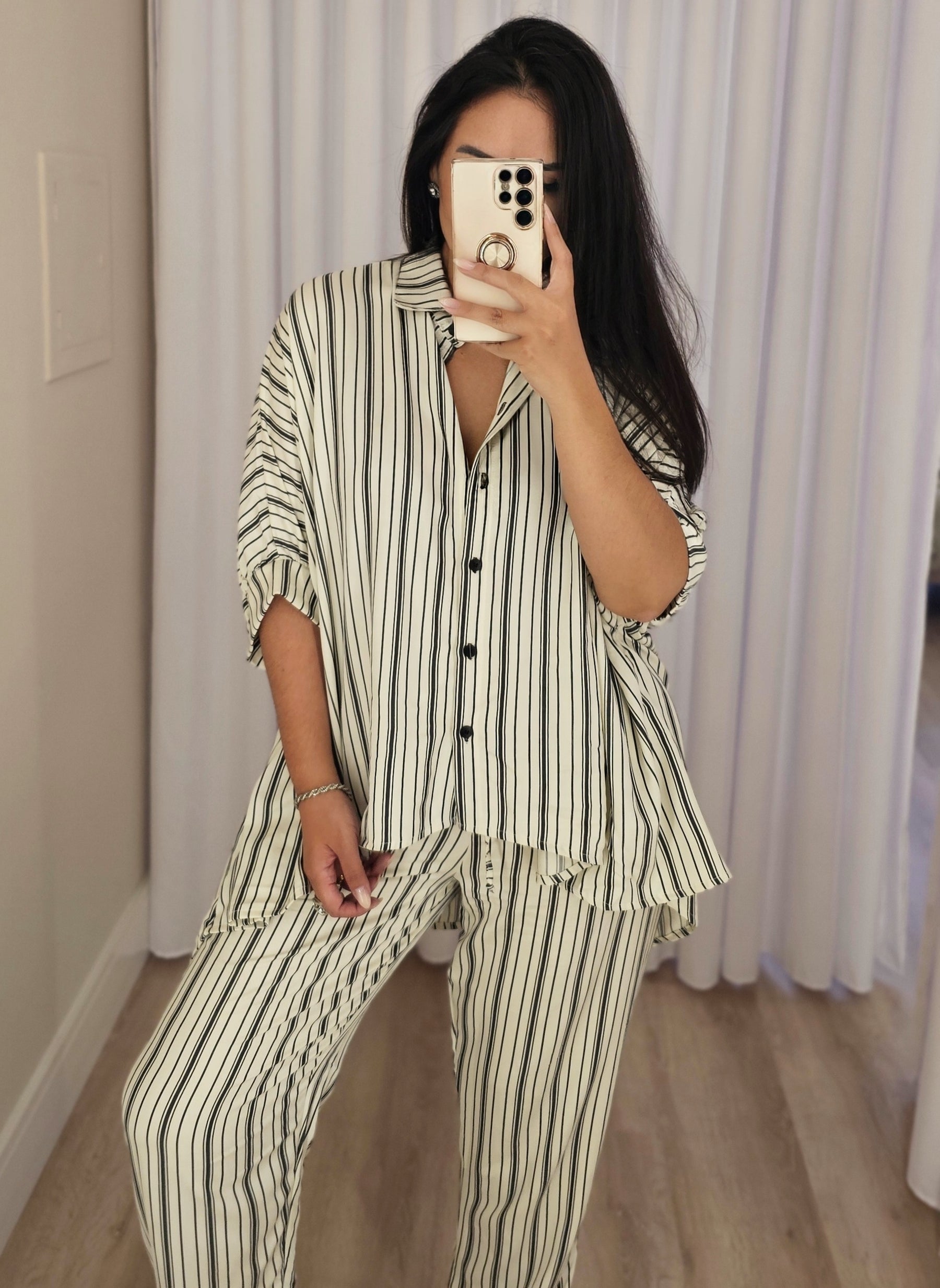 Conjunto feminino listrado sofisticado com camisa mullet