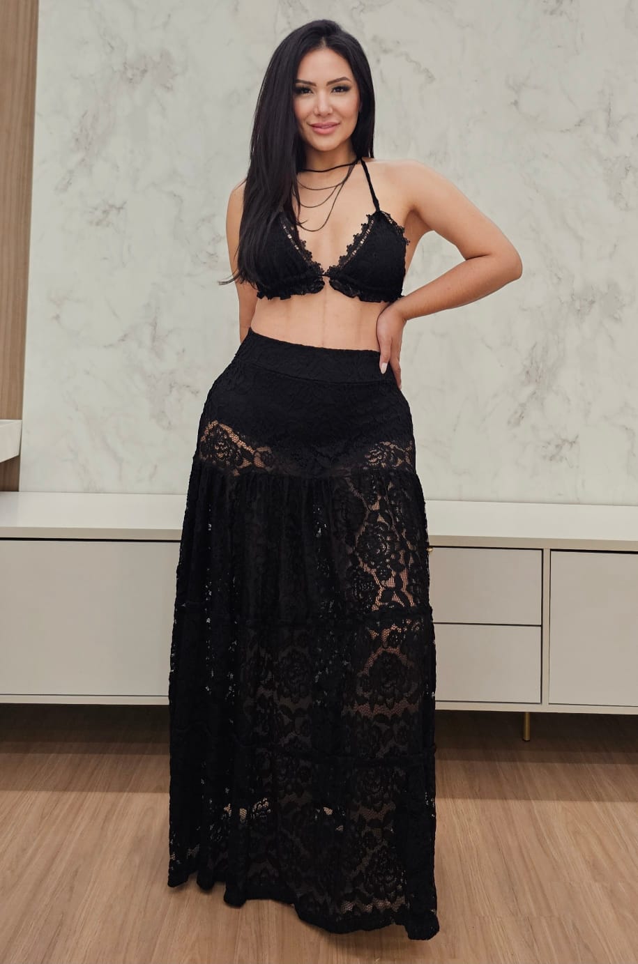 Conjunto/saída de praia em renda preta com forro e amarração