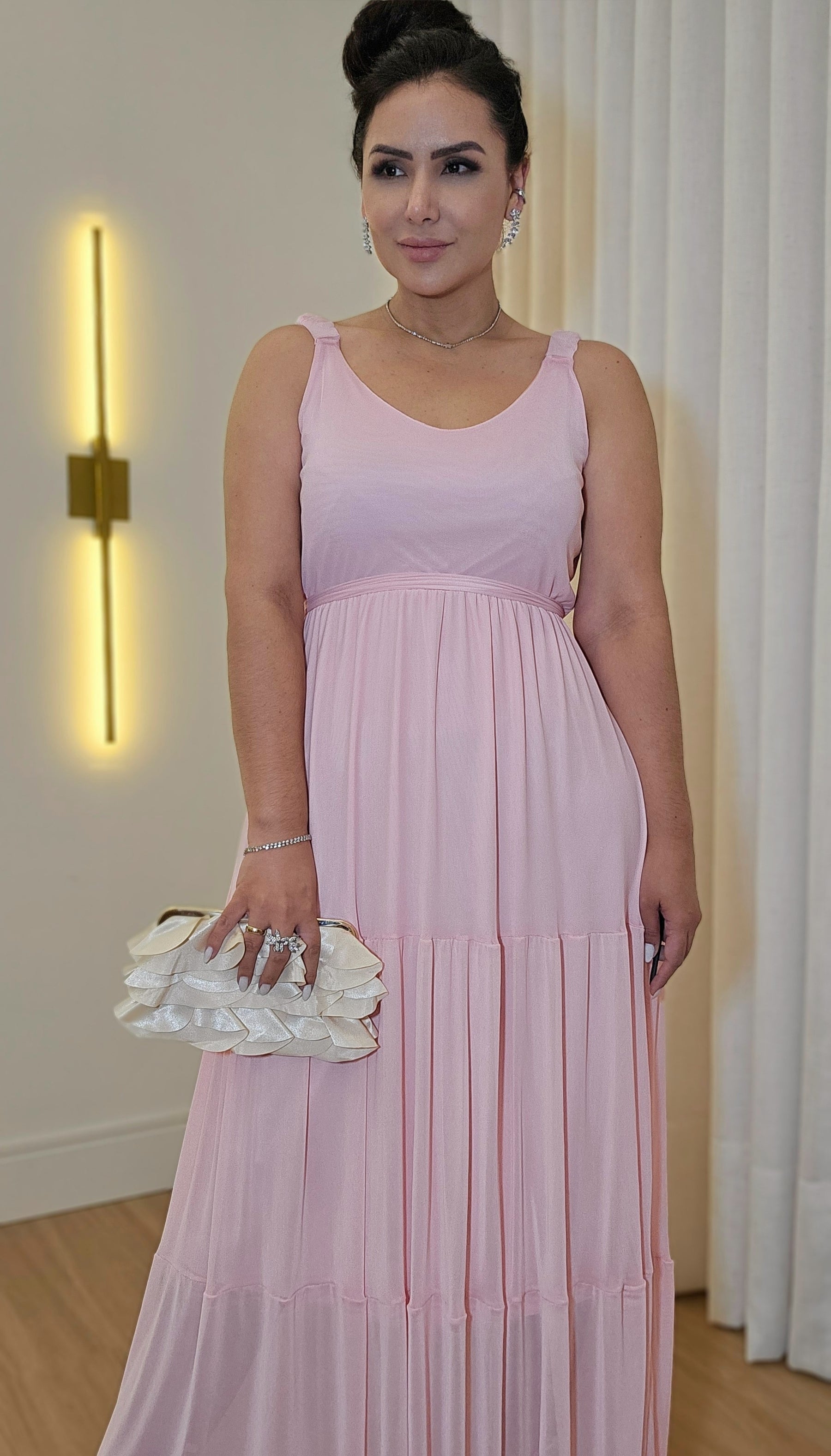 Vestido longo feminino fluído em tule rosa com faixa de amarração