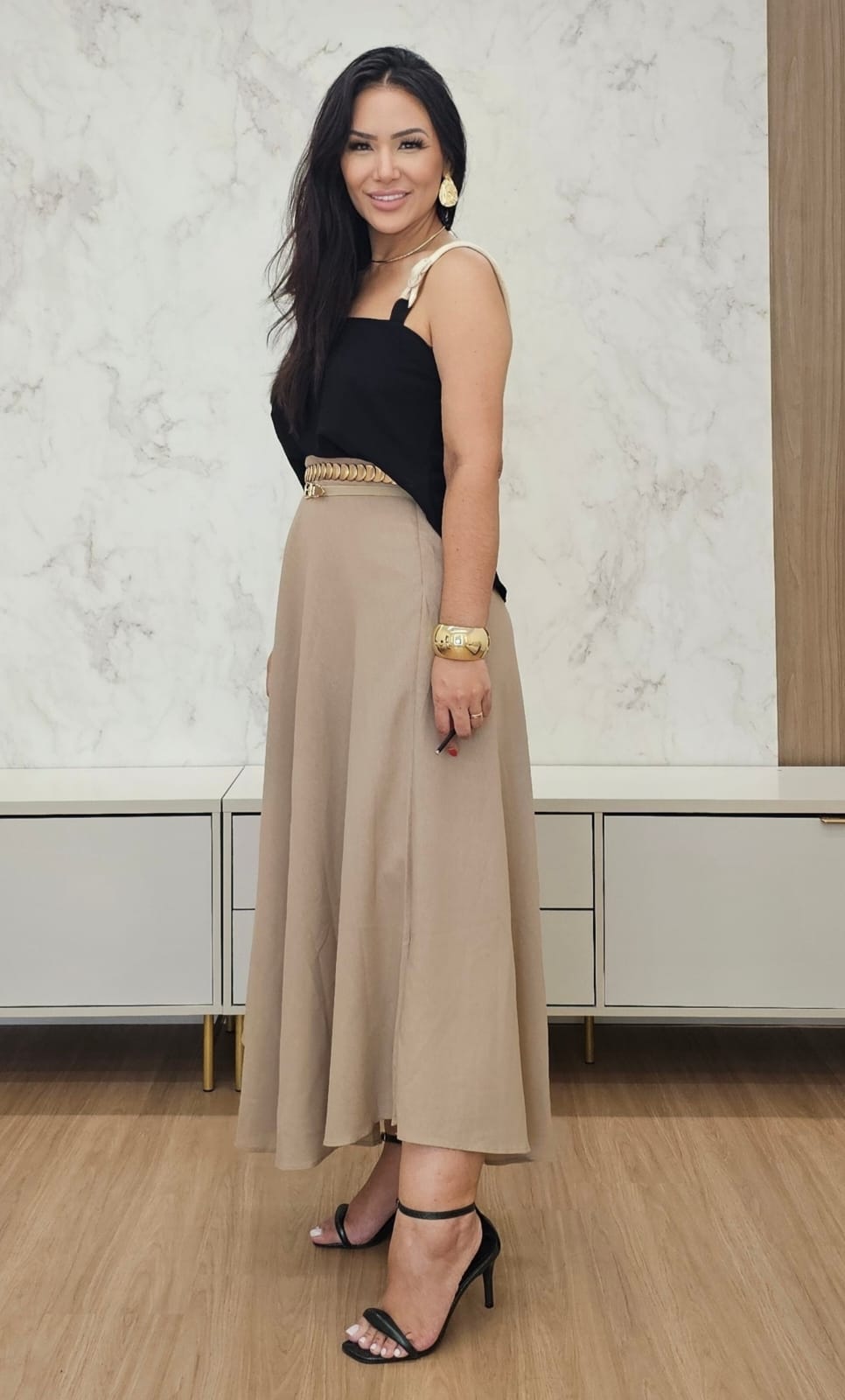 Saia midi evasê em linho Mocha Mousse