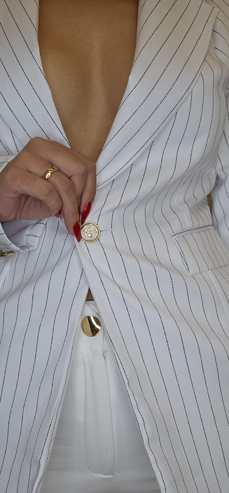 Blazer feminino Forrado Risca de Giz de caimento estruturado e impecável com Botões Dourados - possui ombreiras e bolsos