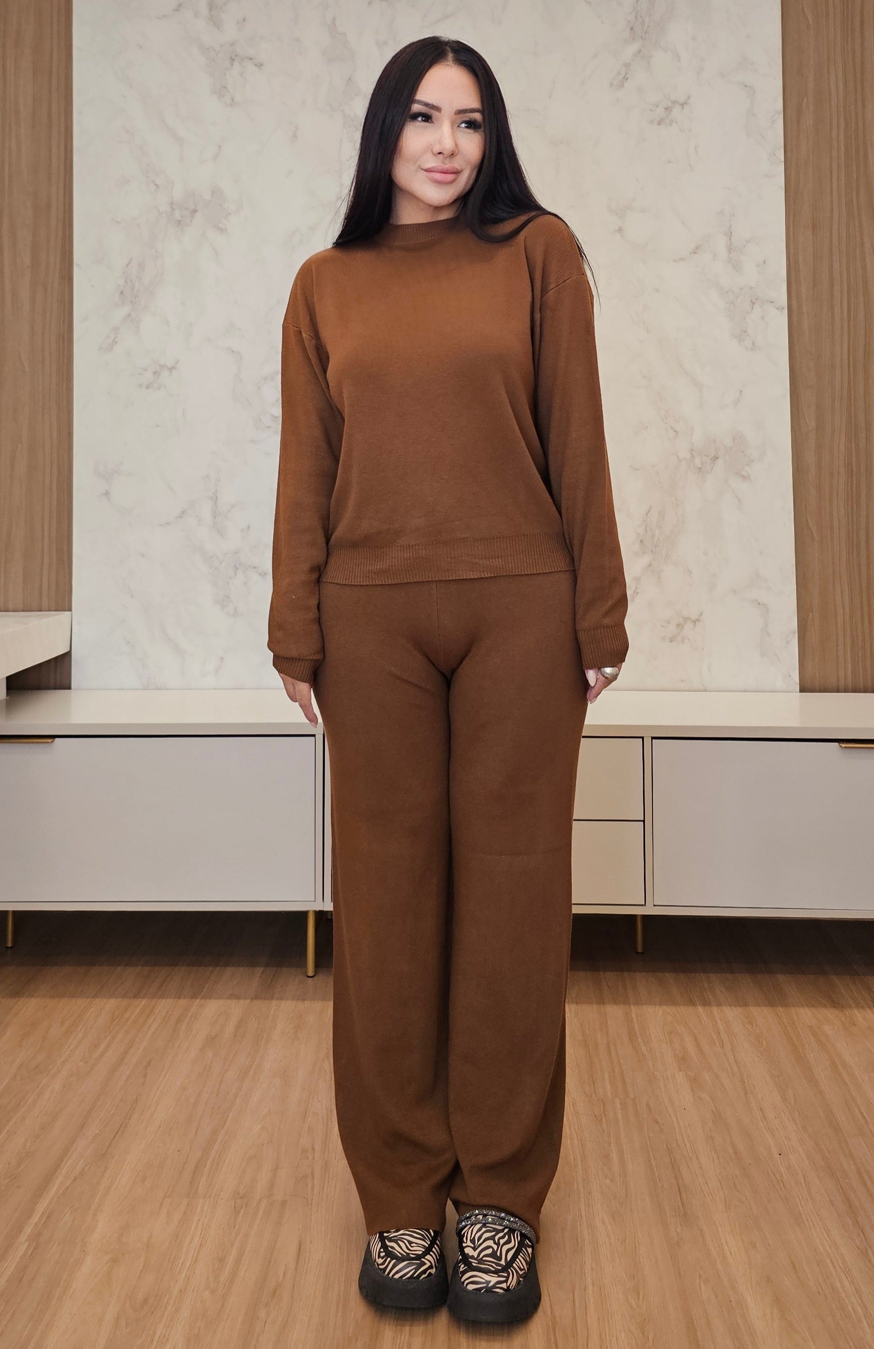 Conjunto feminino de tricot canelado marrom – conforto, estilo e elegância no seu dia a dia