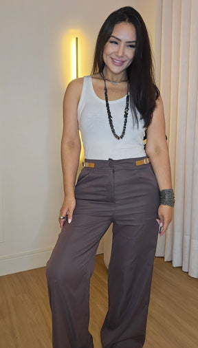 Calça Marrom Feminina de Alfaiataria com Fivela – Cintura Alta e Bolsos Laterais