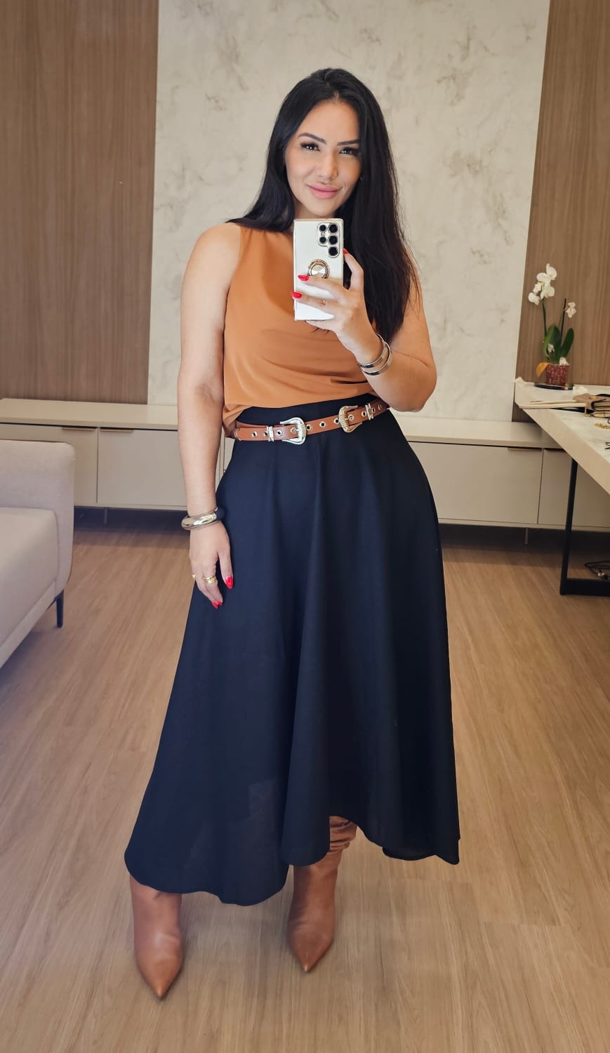 Saia midi preta evasê com cintura alta de linho - elegante e atemporal