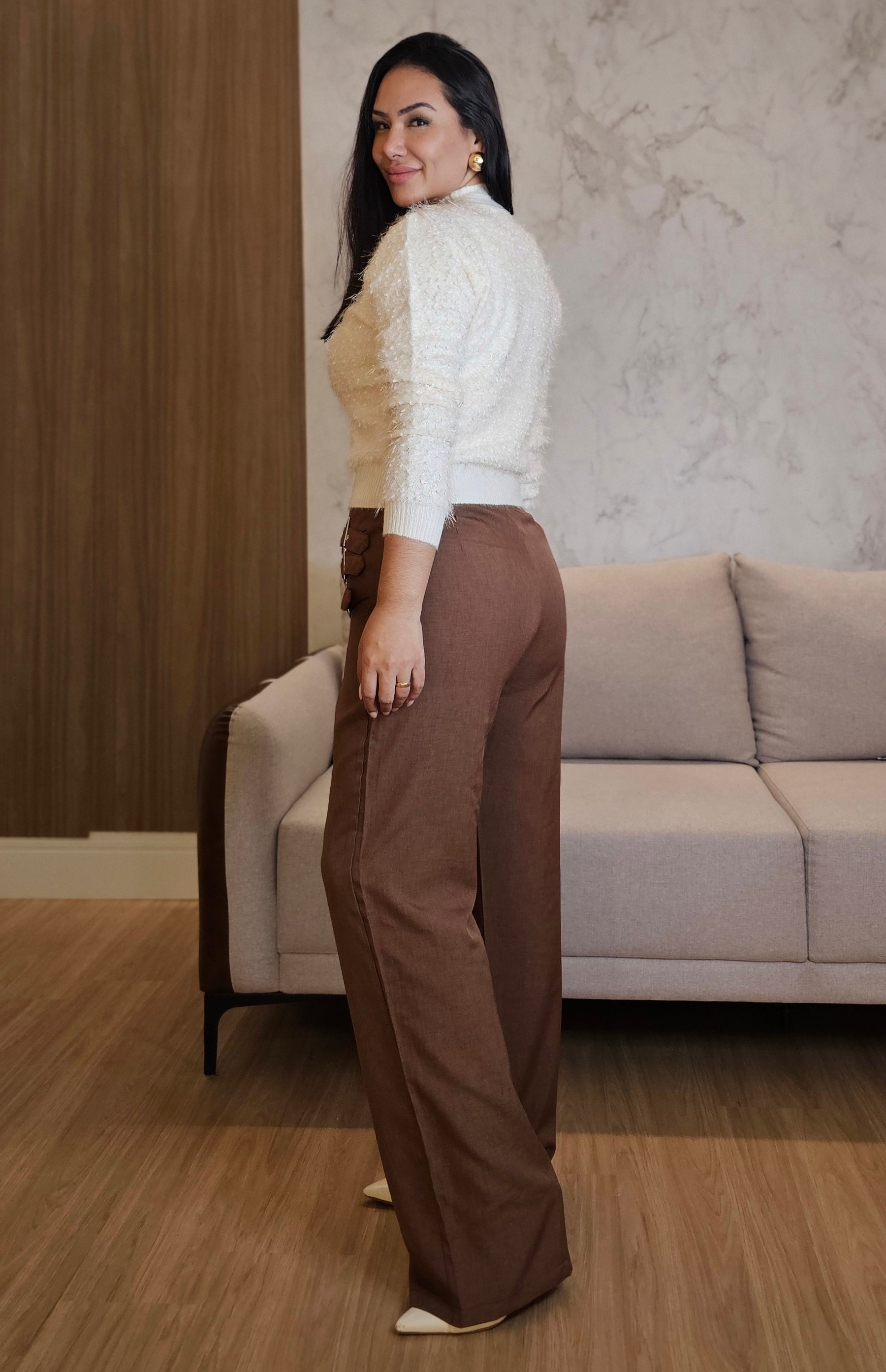 Calça Feminina Marrom com Fivelas prateadas – Alfaiataria moderna e estilosa