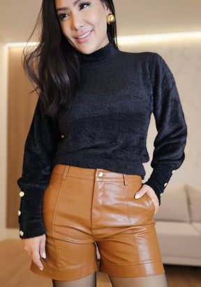 Blusa Feminina preta de Tricô Fofinho com Botões Elegantes no Punho – Conforto e Sofisticação