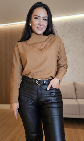 Camisa Feminina nude de Alfaiataria com Abotoamento Imponente – Estrutura Impecável e Design Sofisticado