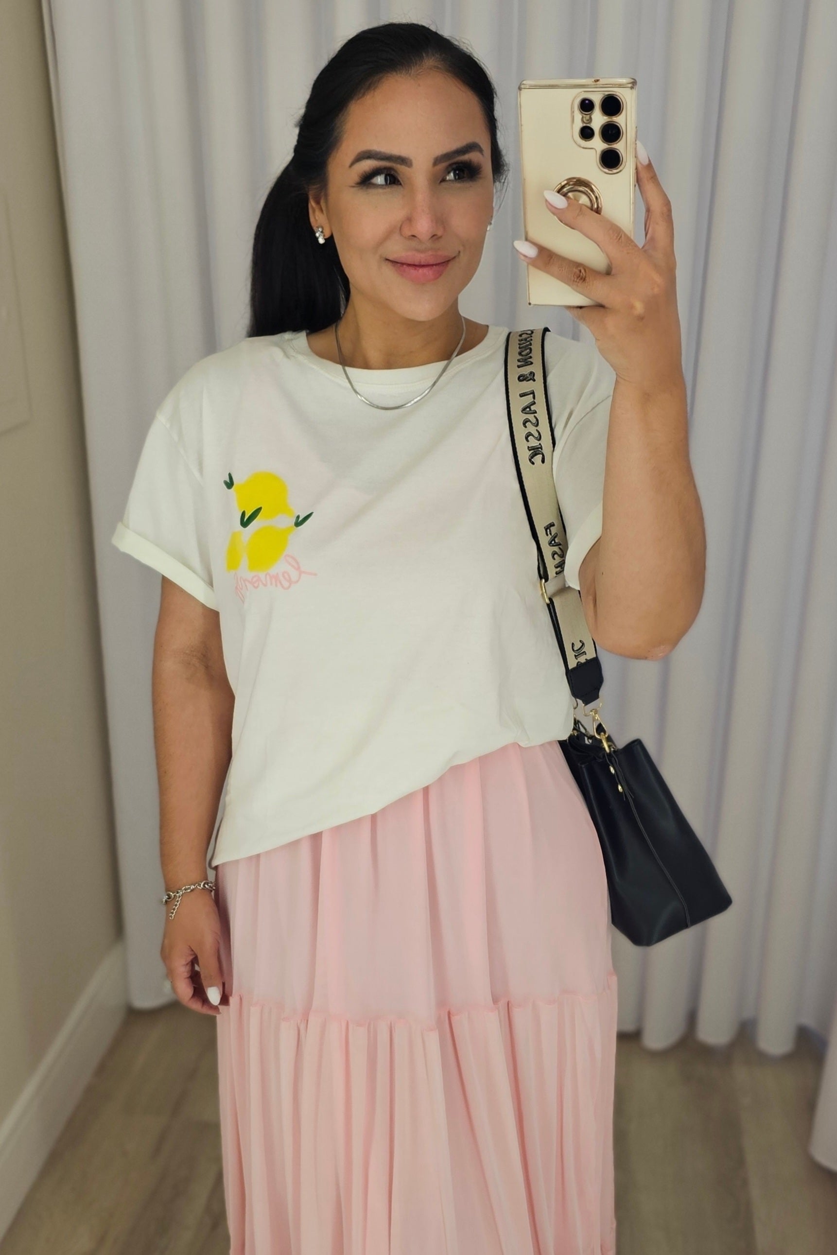 Vestido longo feminino fluído em tule rosa com faixa de amarração