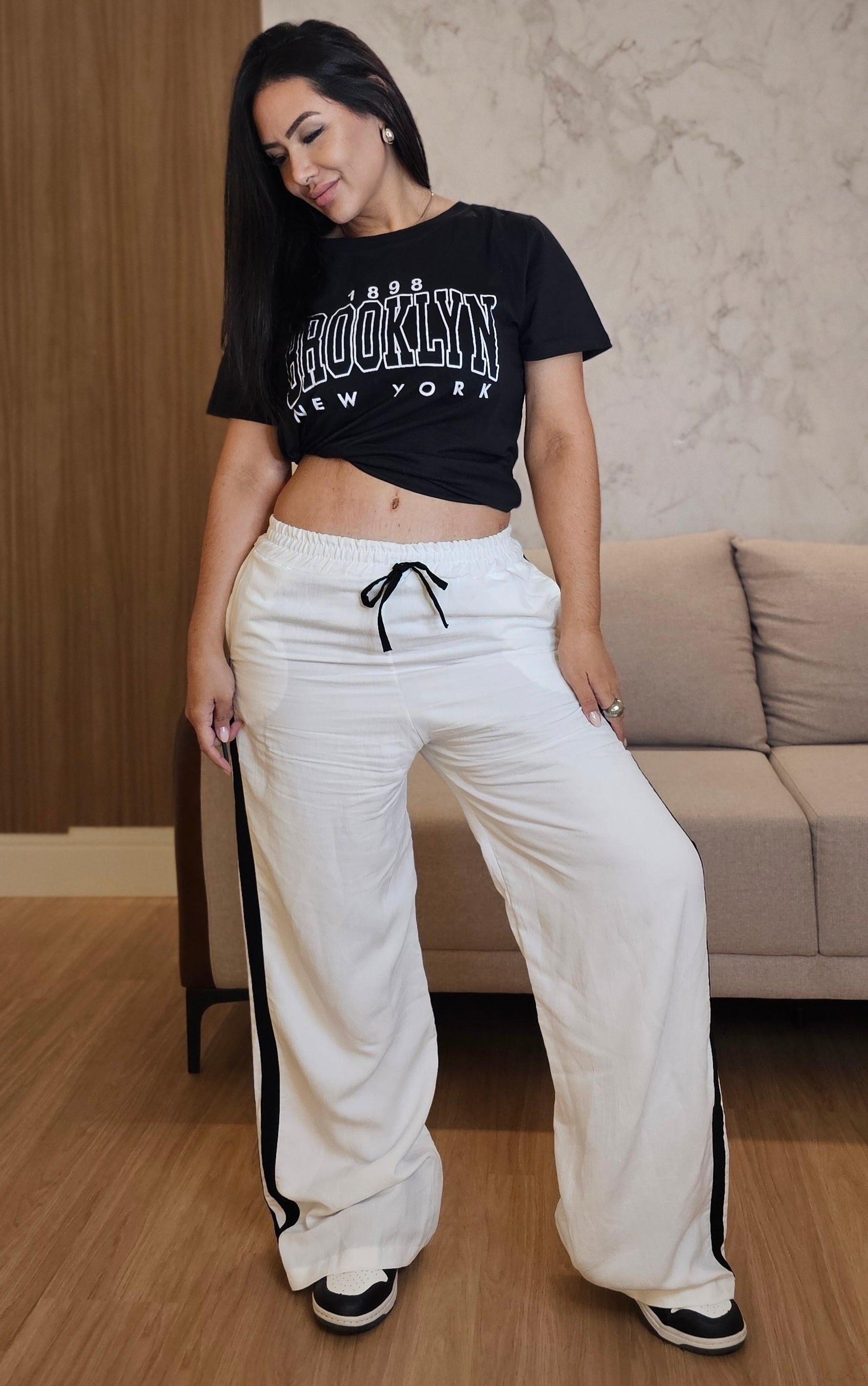 Calça Pantalona Feminina Branca com Faixa Lateral Preta