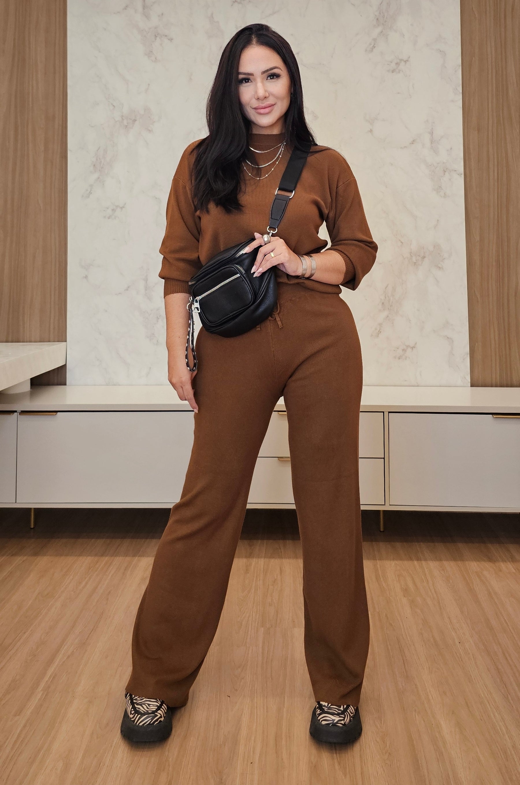 Conjunto feminino de tricot canelado marrom – conforto, estilo e elegância no seu dia a dia