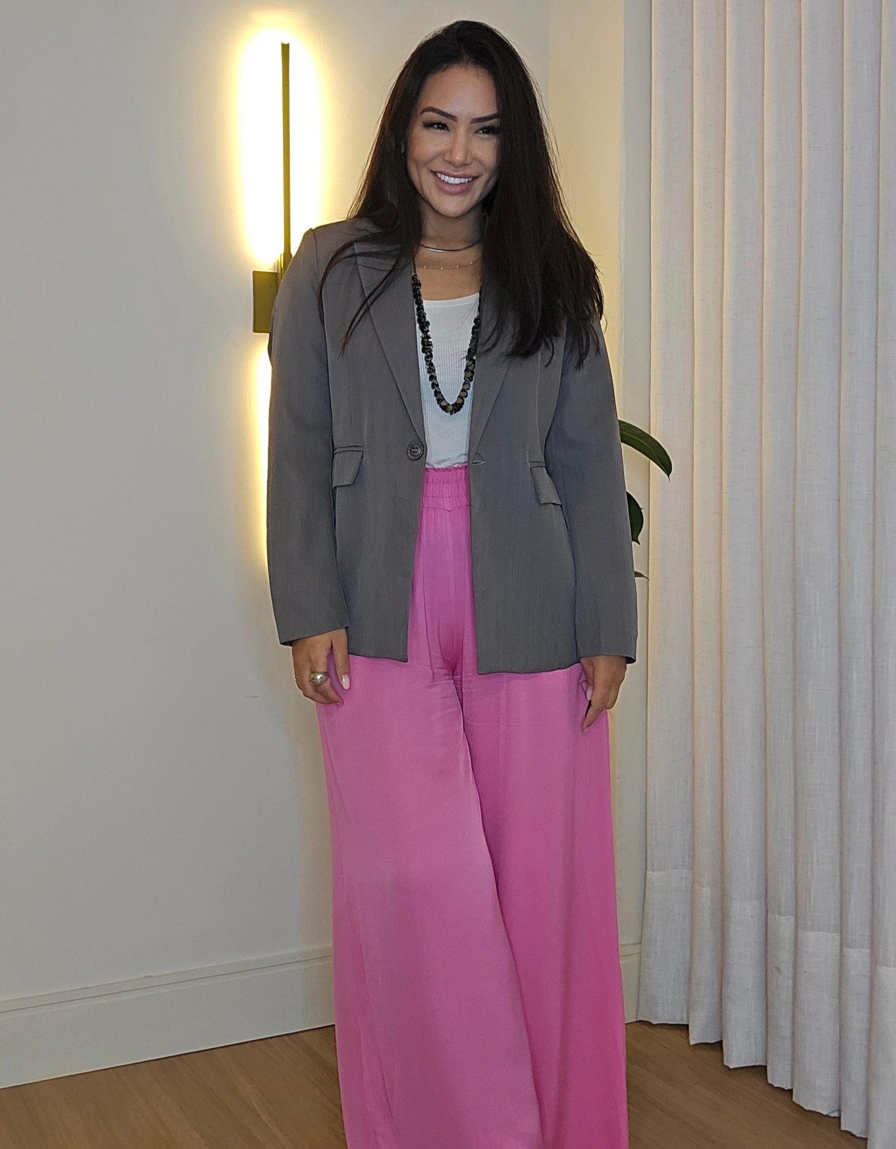 Blazer Feminino Cinza Forrado com Ombreiras – Alfaiataria Elegante